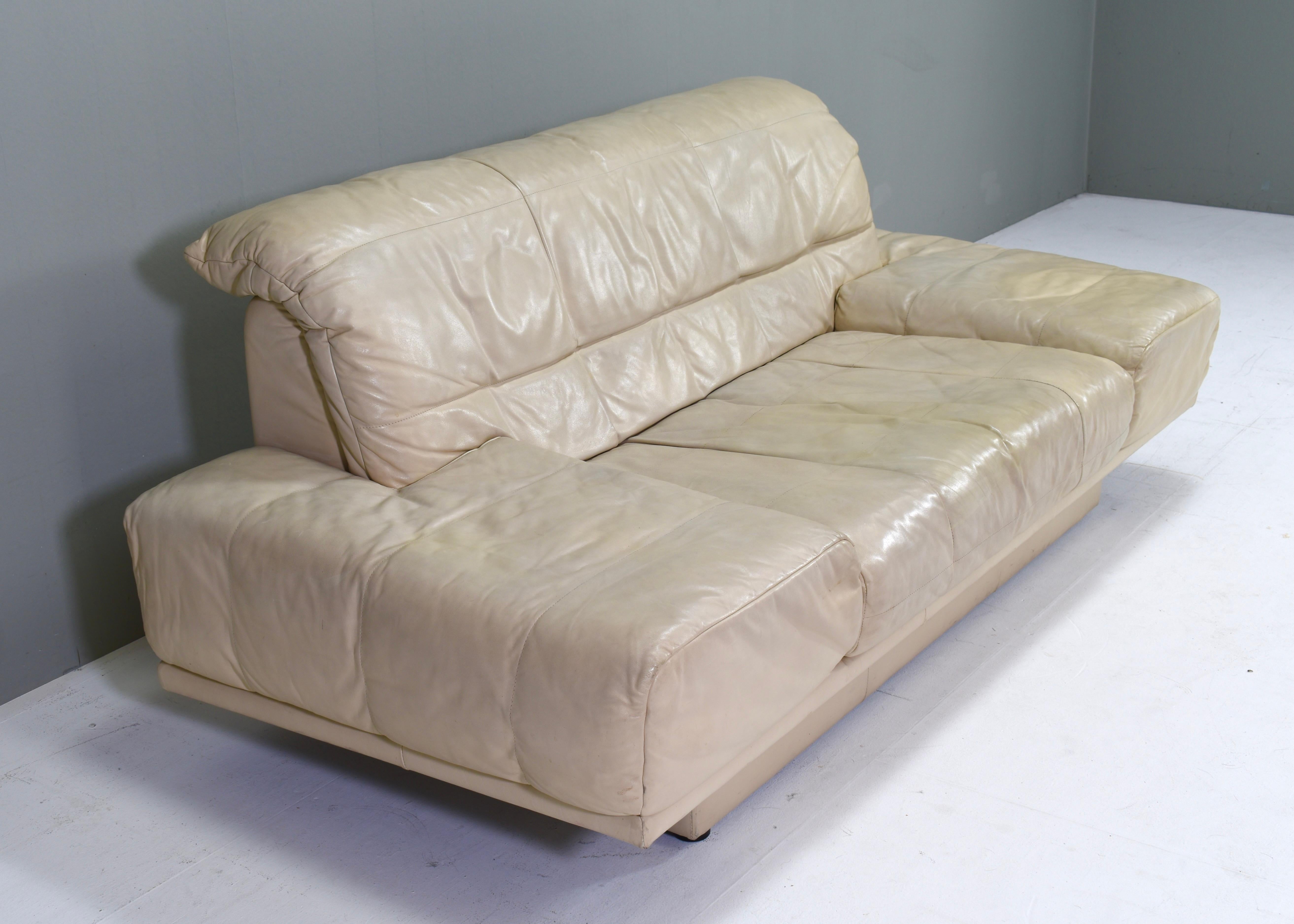 Rolf Benz 2-seat sofa in Ivory Cream White Leather – Germany, circa 1980-1990 For Sale 4