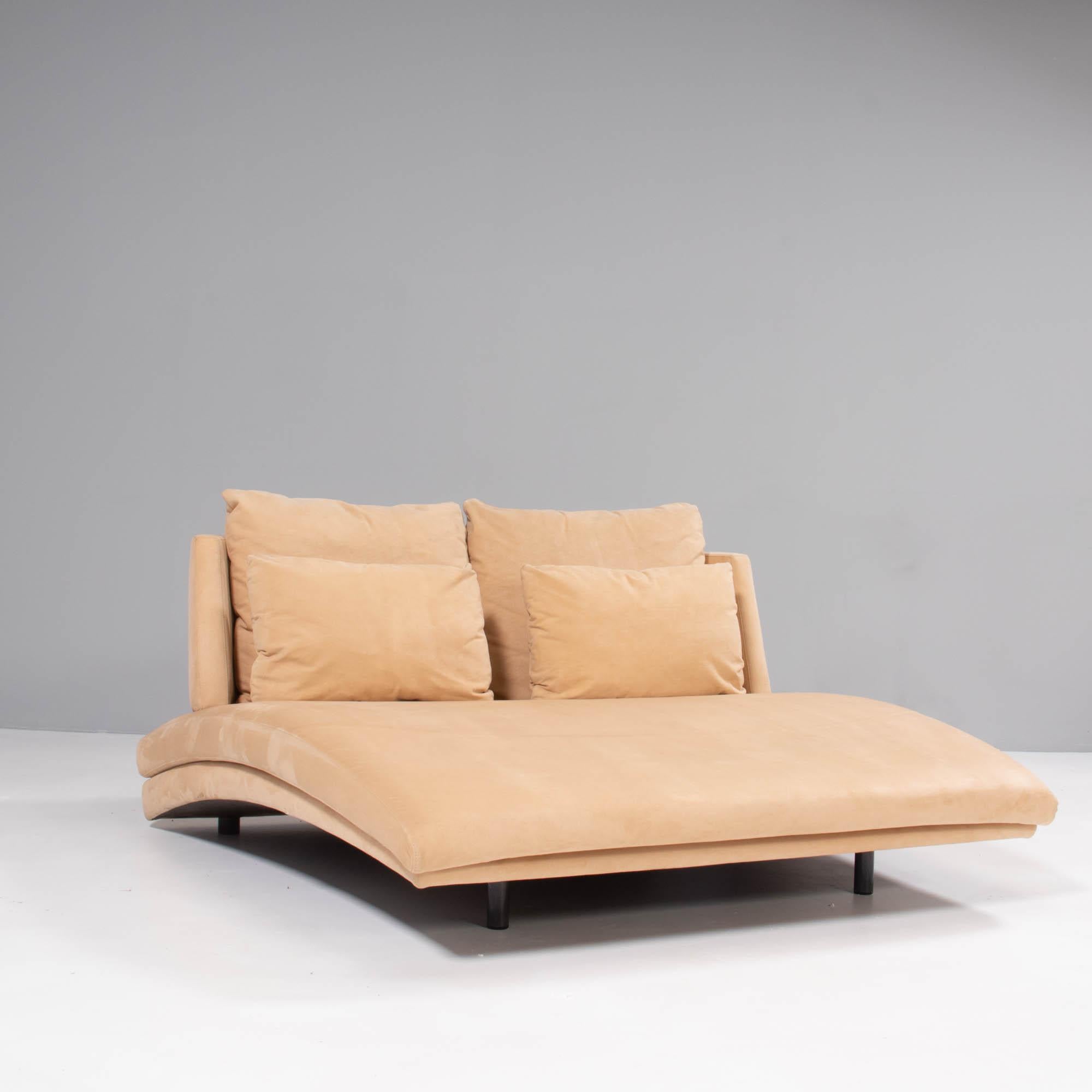 Designed by Rolf Benz, thUnoffers the ultimate combination of comfort and style.

The perfect balance between sofa and lounger, the 2800 lounge chair features a softly curved base and rounded backrest. 

Fully upholstered in a beautiful soft