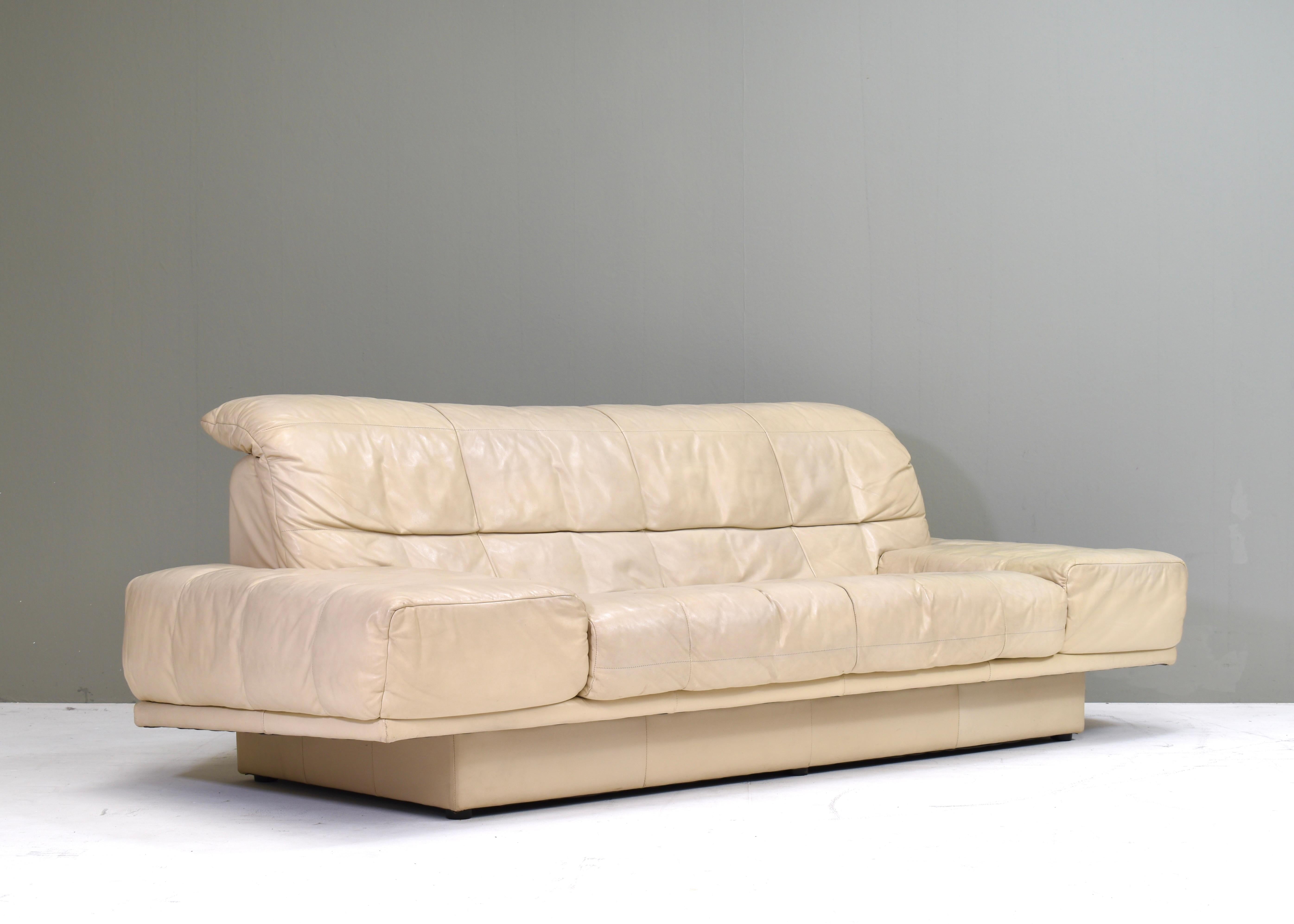 Rolf Benz 3-seat sofa in ivory colored leather. Also sold separate.

Designer: Unknown
Manufacturer: Rolf Benz
Country: Germany
Model: Sofa
Design period: circa 1980-90
Date of manufacturing: circa 1980-90
Size wdh:
3 seat sofa: 233x87x72 seat