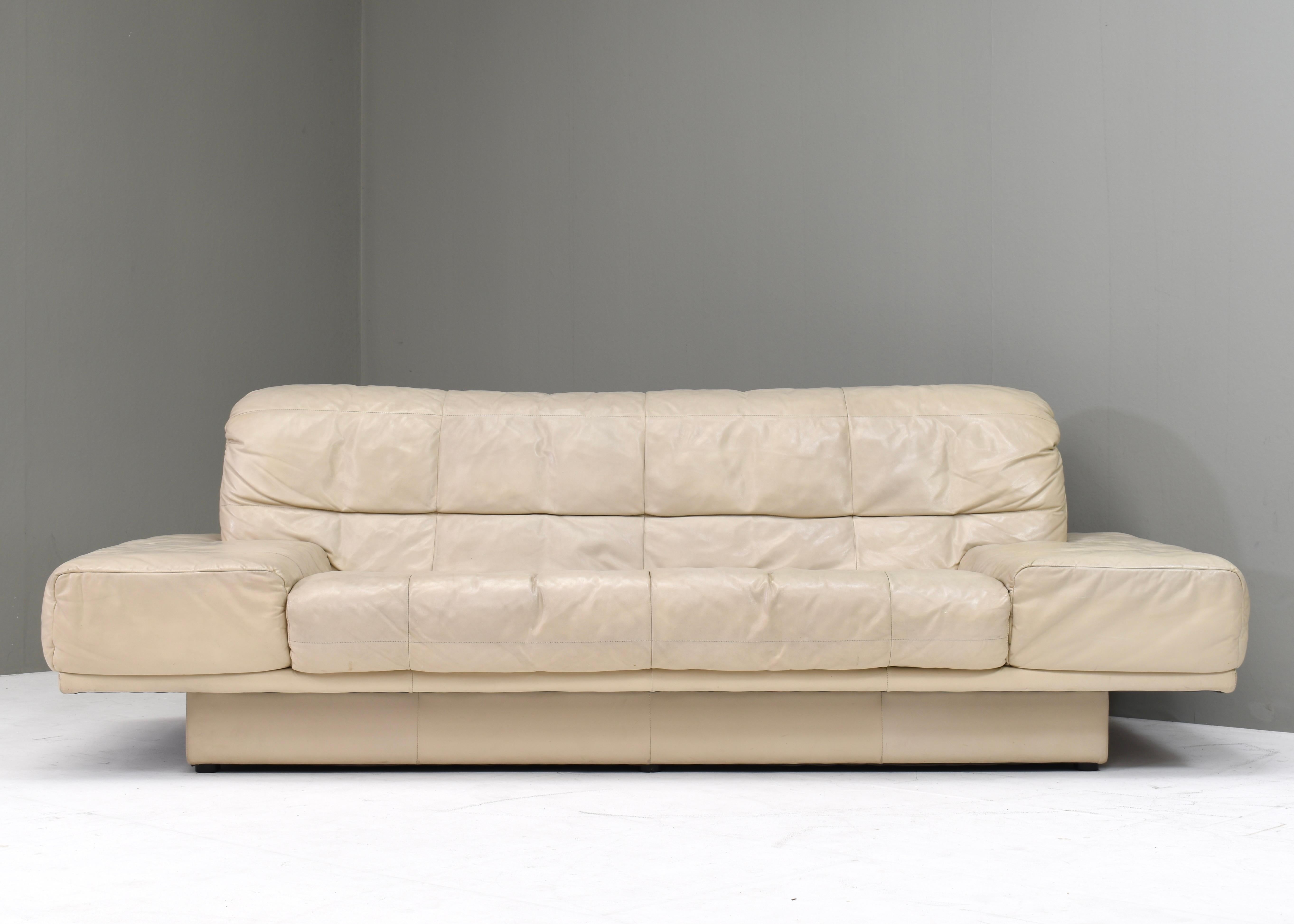 Mid-Century Modern Rolf Benz 3-seat sofa in Ivory Cream Leather – Germany, circa 1980-1990 For Sale