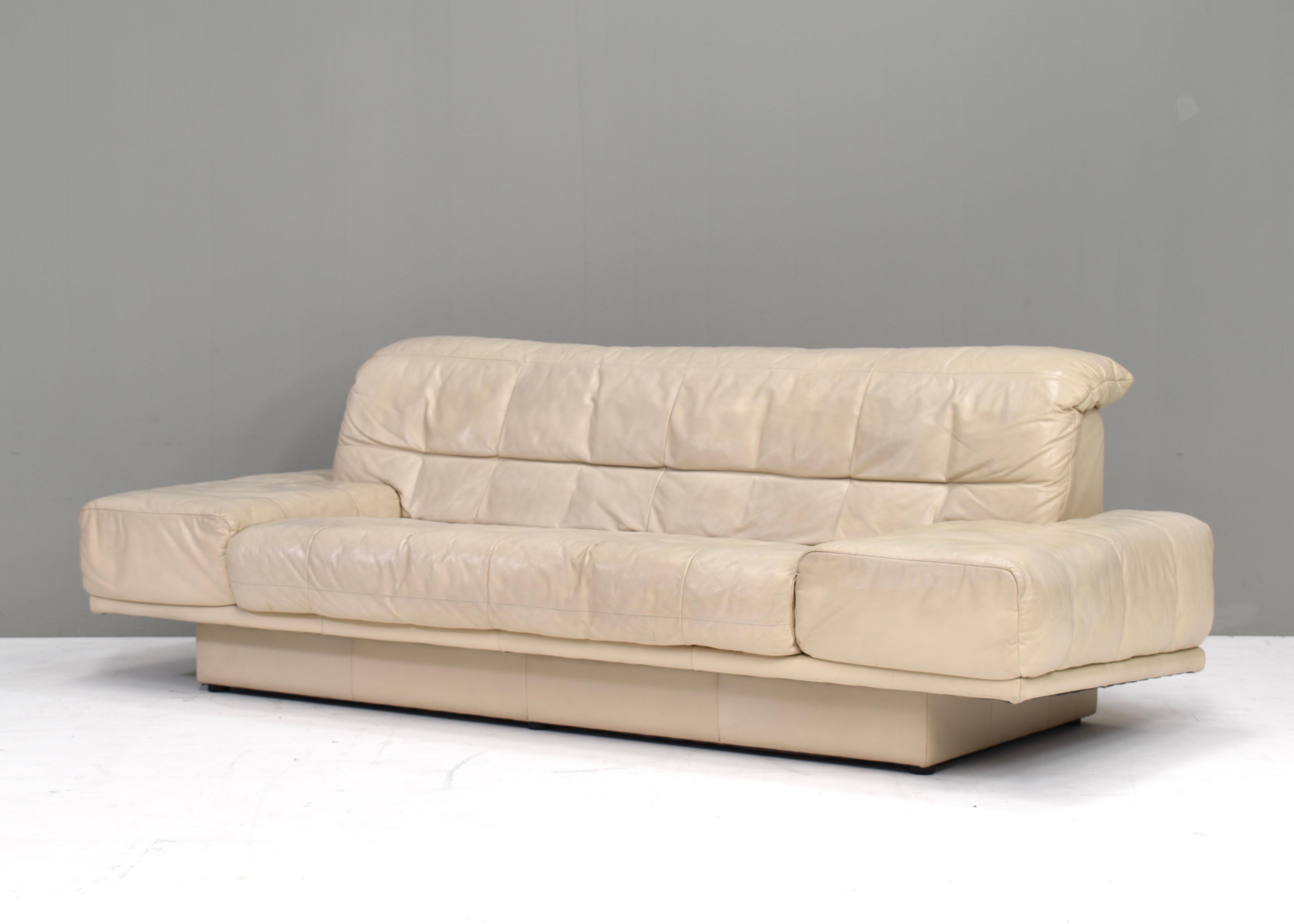Rolf Benz 3-seat sofa in Ivory Cream Leather – Germany, circa 1980-1990 In Good Condition For Sale In Pijnacker, Zuid-Holland