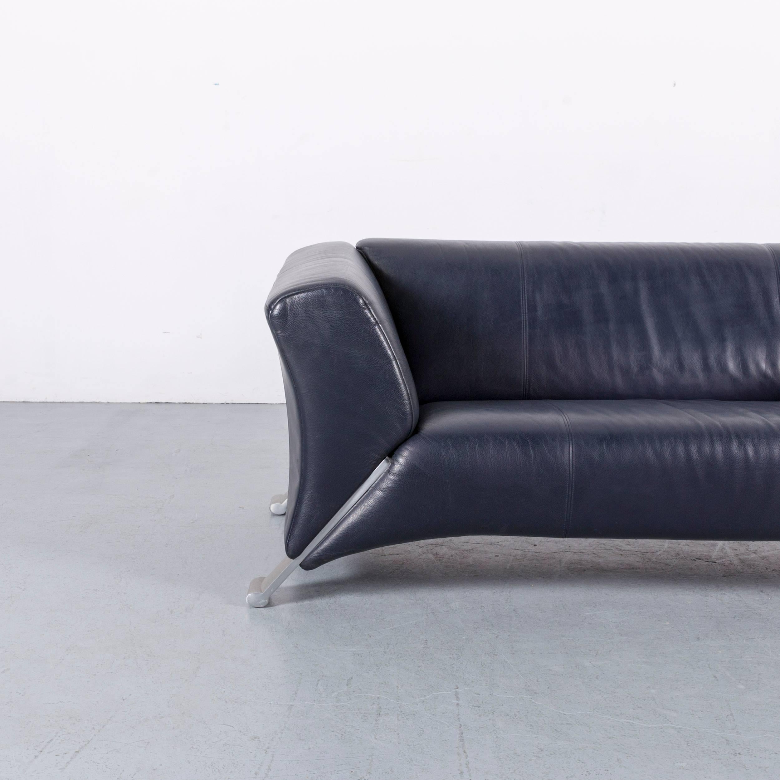 We bring to you an Rolf Benz 322 designer sofa dark blue two-seat leather modern couch metal feet.