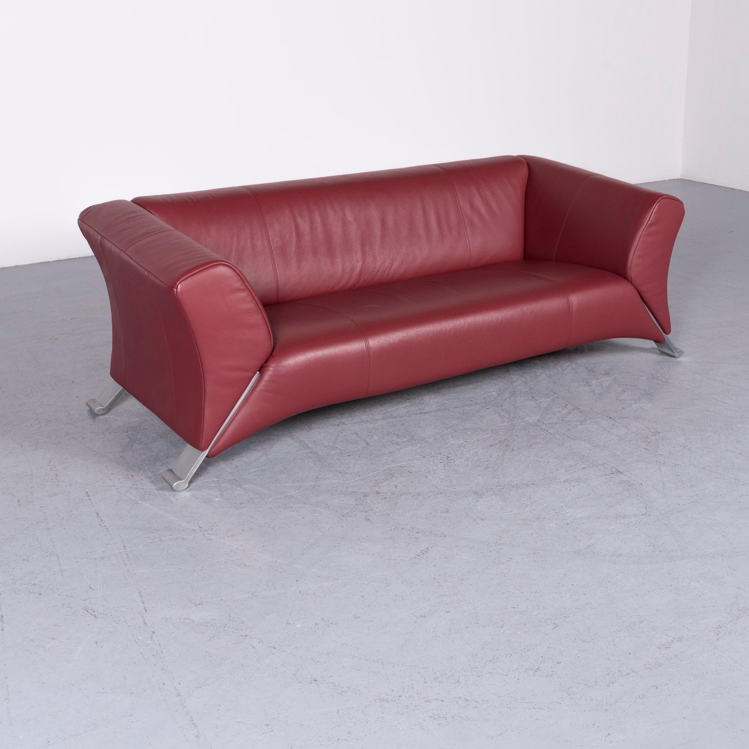We bring to you a Rolf Benz 322 designer sofa red three-seat leather couch.