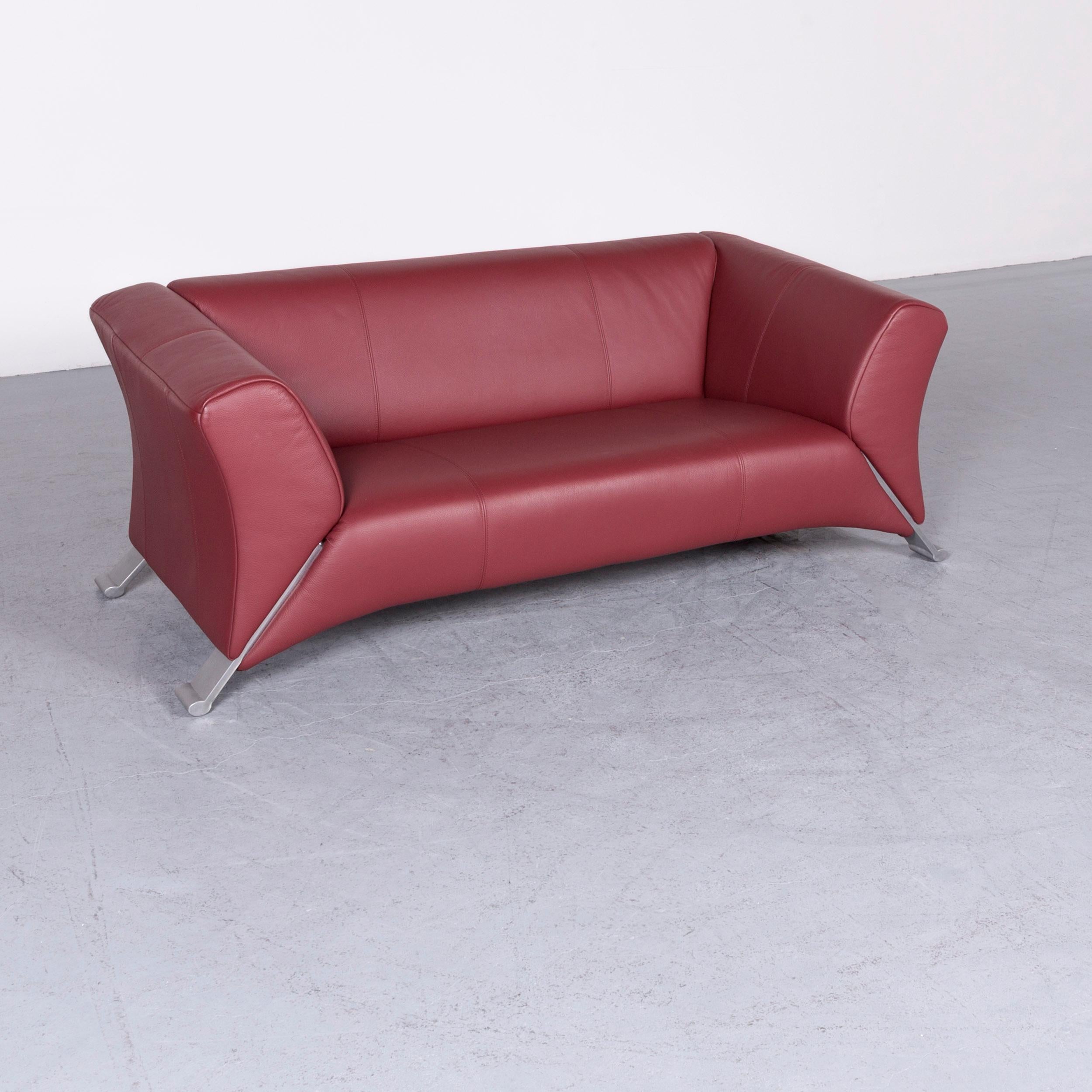 We bring to you a Rolf Benz 322 designer sofa red two-seat leather couch.