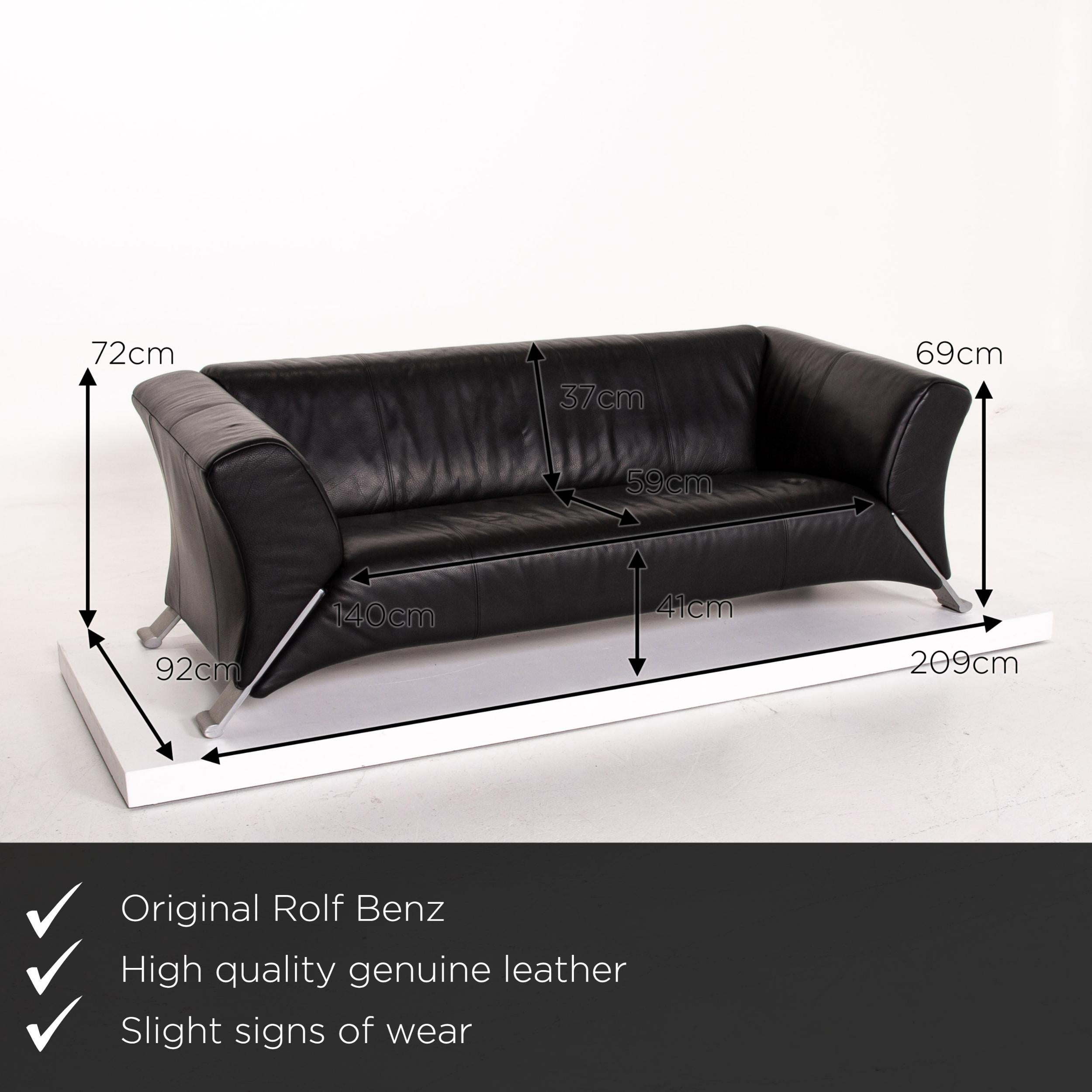 We present to you a Rolf Benz 322 leather sofa black three-seat couch.
 
 

 Product measurements in centimeters:
 

Depth 92
Width 209
Height 72
Seat height 41
Rest height 69
Seat depth 59
Seat width 140
Back height 37.
