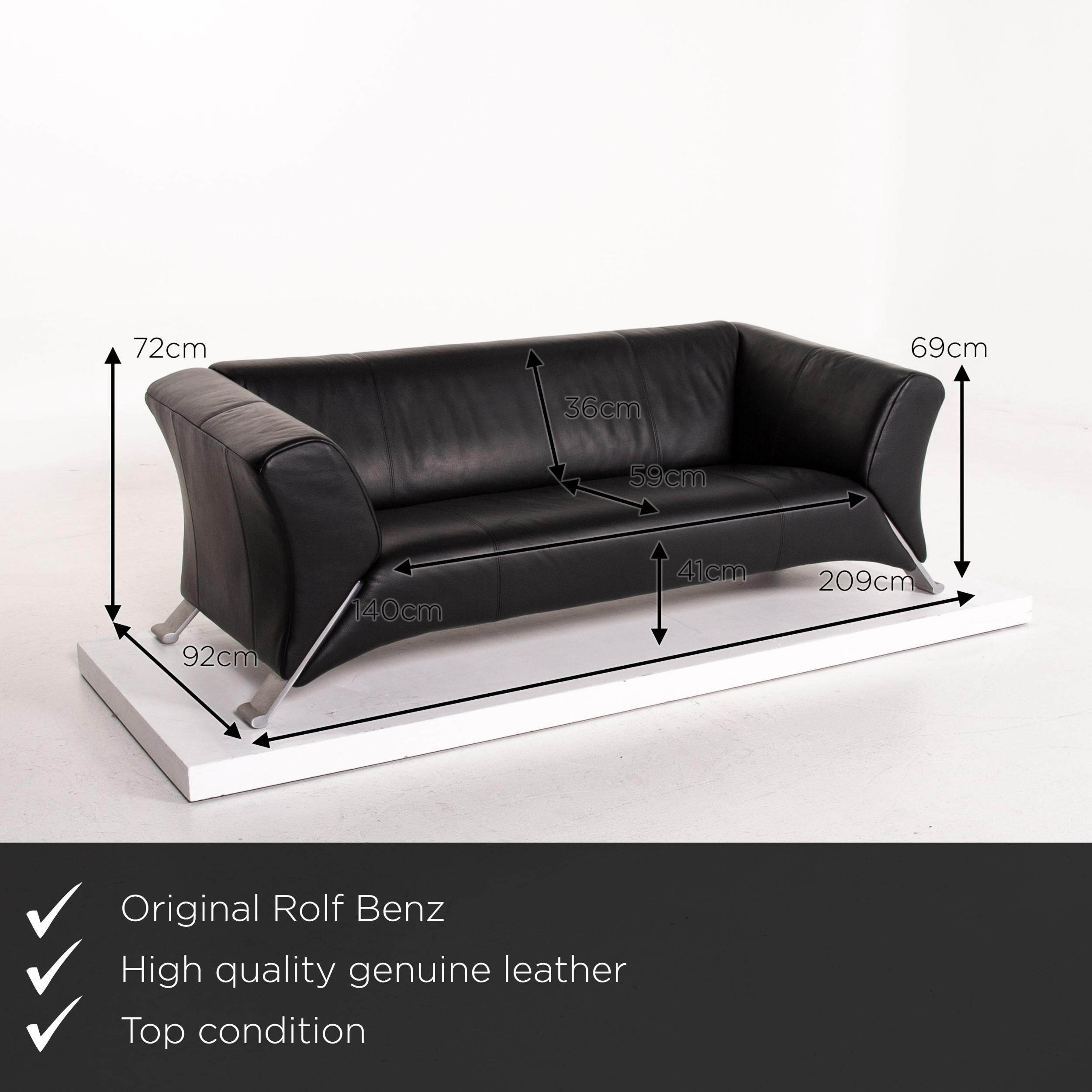We present to you a Rolf Benz 322 leather sofa black three-seater couch.
 

 Product measurements in centimeters:
 

Depth 92
Width 209
Height 72
Seat height 41
Rest height 69
Seat depth 59
Seat width 140
Back height 36.
 