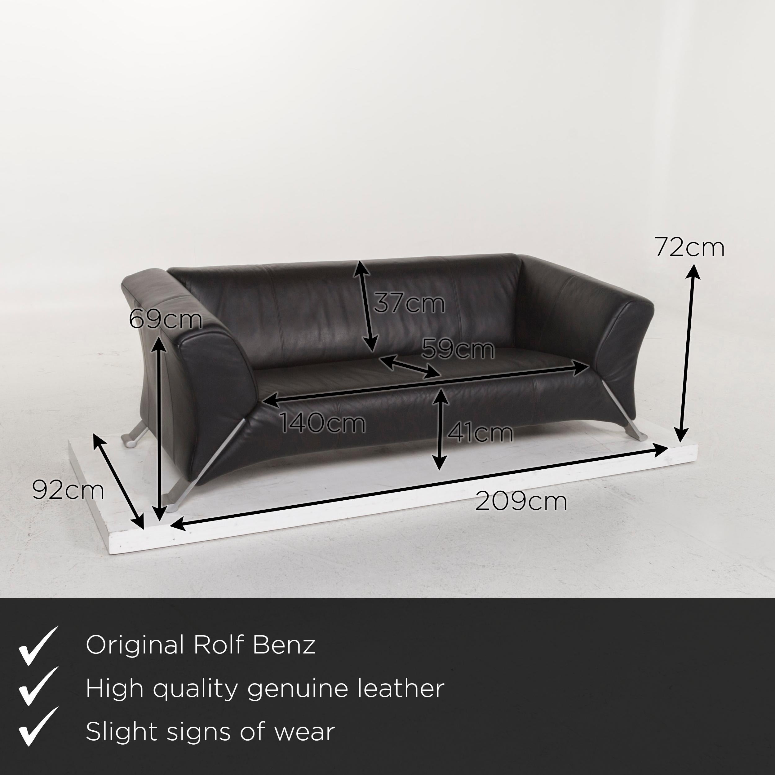 We present to you a Rolf Benz 322 leather sofa black three-seat.
 

 Product measurements in centimeters:
 

Depth 92
Width 209
Height 72
Seat height 41
Rest height 69
Seat depth 59
Seat width 140
Back height 37.
 