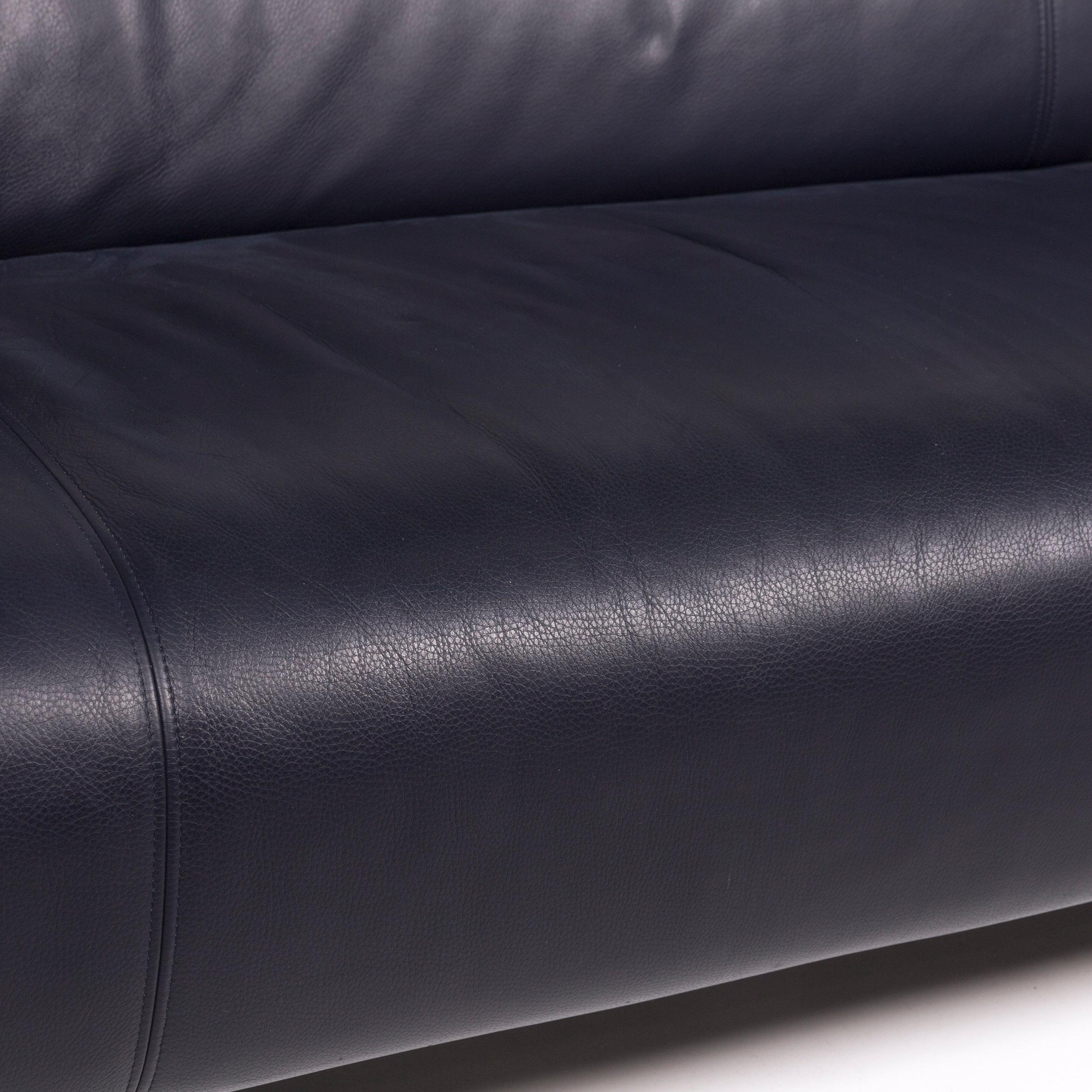 We bring to you a Rolf Benz 322 leather sofa blue dark blue three-seat couch.

 

 Product measurements in centimeters:
 

Depth 92
Width 210
Height 72
Seat-height 41
Rest-height 69
Seat-depth 59
Seat-width 140
Back-height 37.