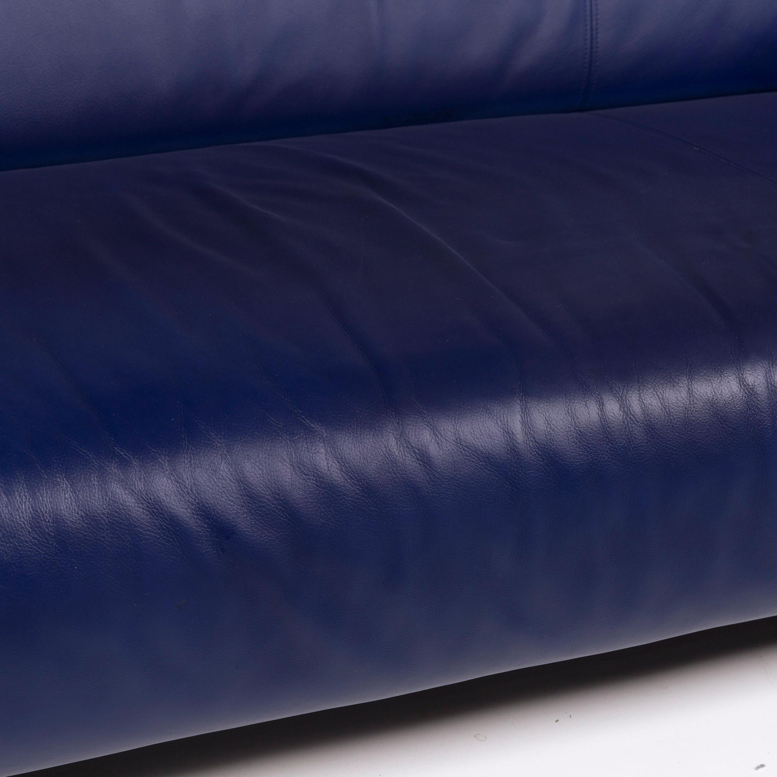 We bring to you a Rolf Benz 322 leather sofa blue three-seat couch.
 

Product measurements in centimetres:
 

Depth 92
Width 209
Height 72
Seat-height 41
Rest-height 69
Seat-depth 59
Seat-width 140
Back-height 37.
  