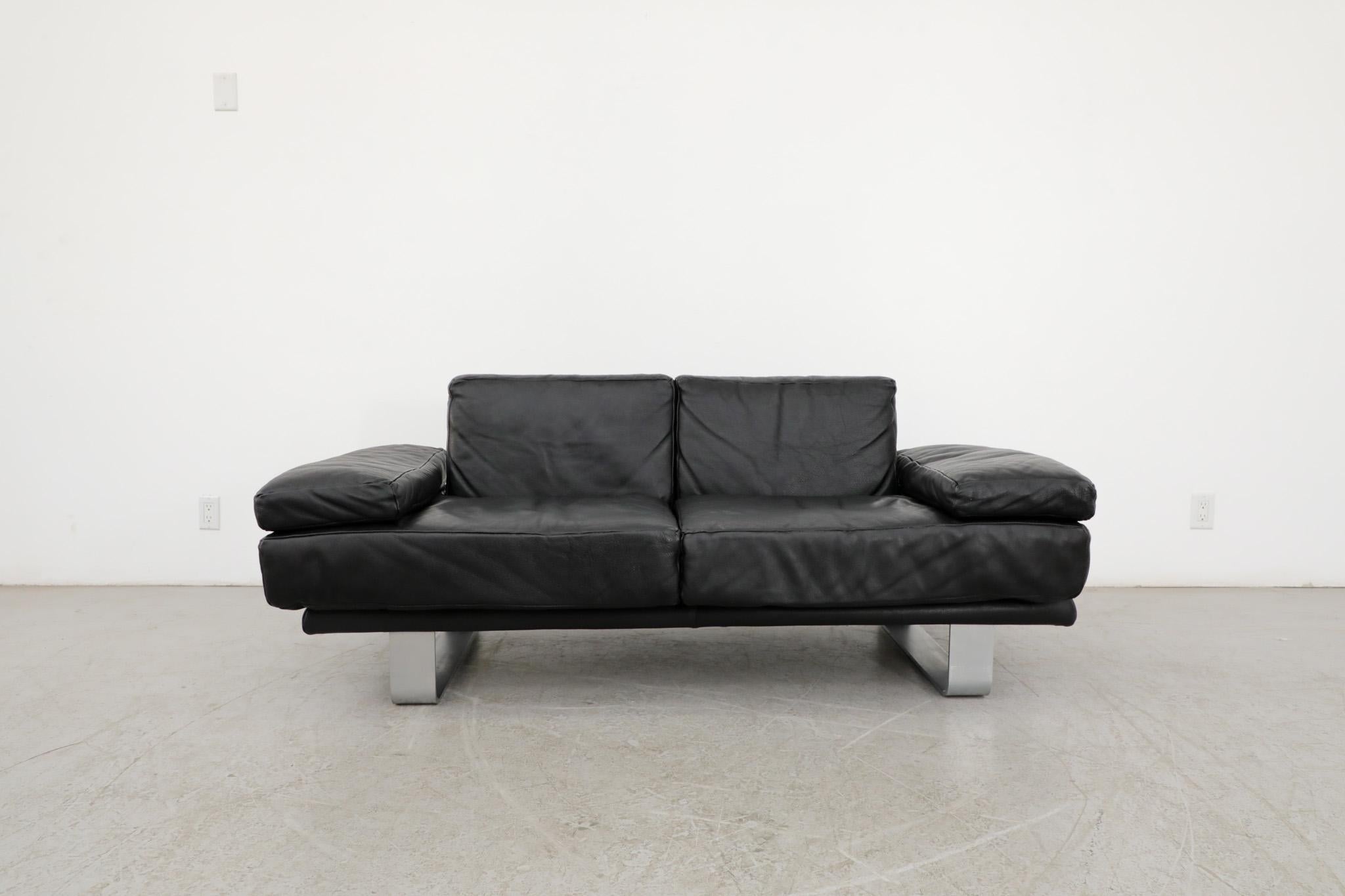 Erstaunlicher Rolf Benz '6600' Liegesessel aus schwarzem Leder. Ein vielseitiges, minimalistisches Sofa mit zeitlosem Design und gemütlichem Sitz. In beeindruckendem Originalzustand mit einigen alters- und gebrauchsbedingten Abnutzungserscheinungen.