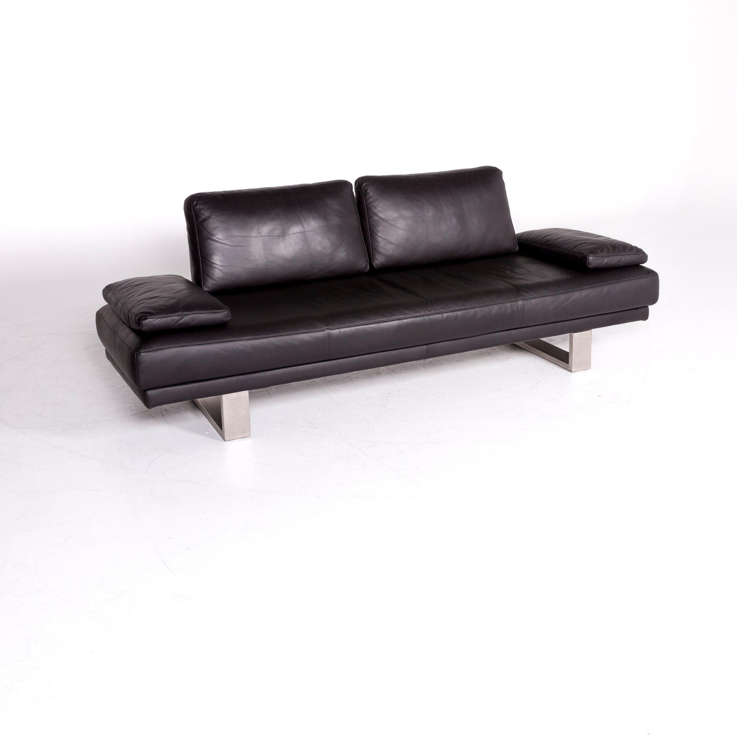 We bring to you a Rolf Benz 6600 designer leather sofa black two-seat couch.

Product measurements in centimeters:

Depth 86
Width 227
Height 83
Seat-height 44
Rest-height 54
Seat-depth 54
Seat-width 154
Back-height 39.
    
