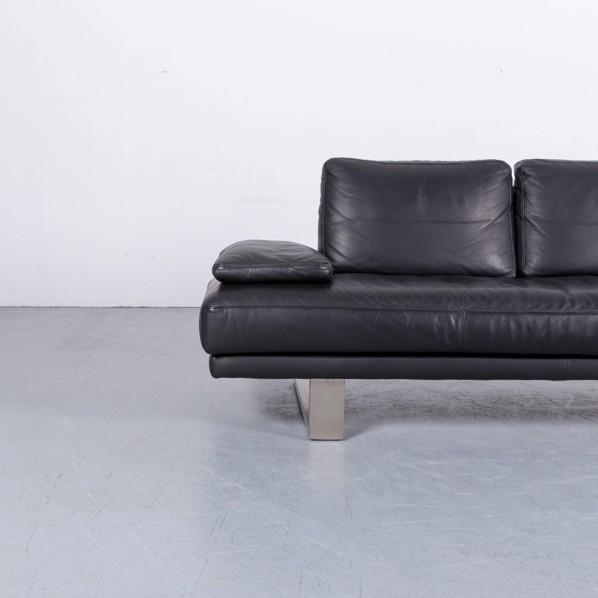 We bring to you an Rolf Benz 6600 designer leather sofa in black two-seat.