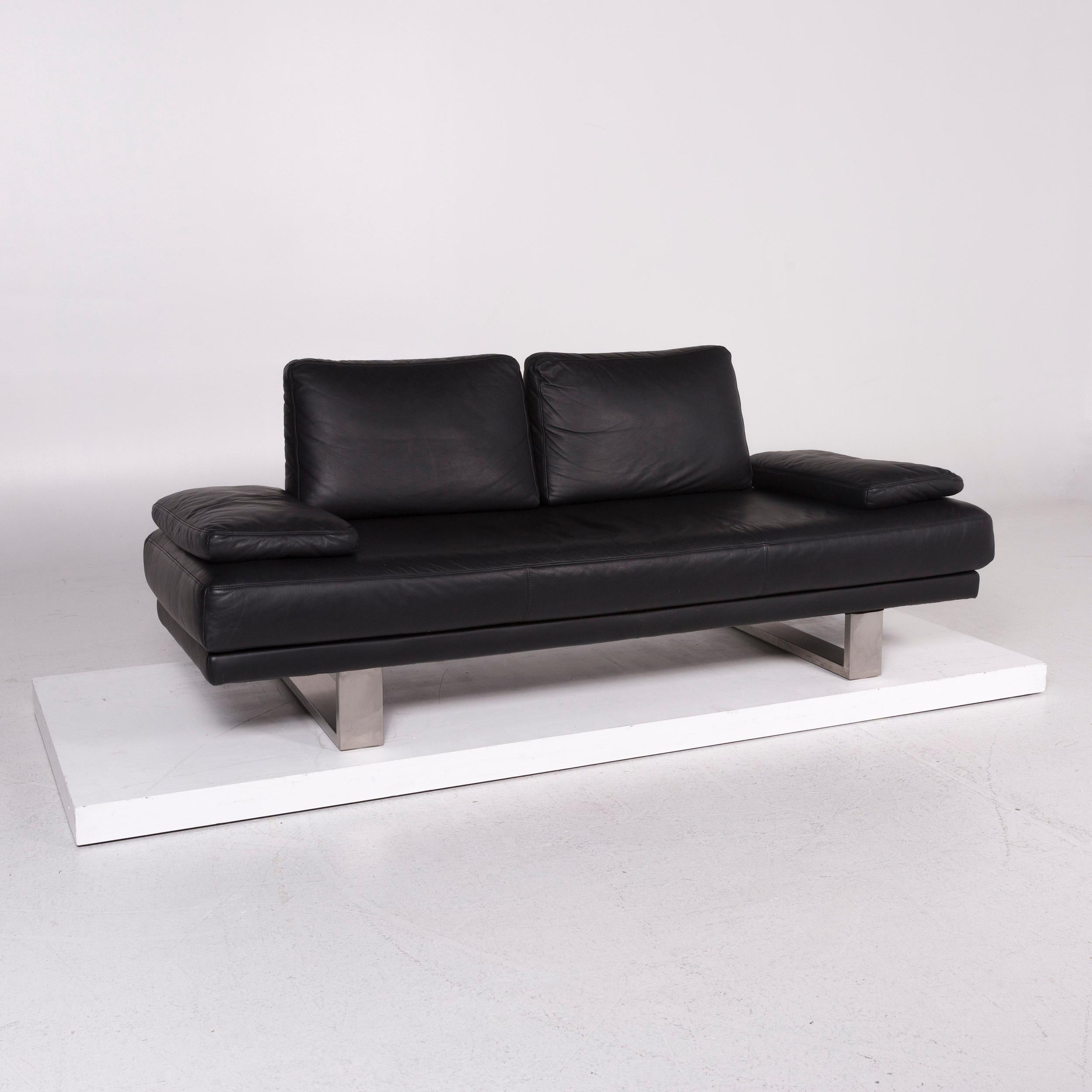Wir präsentieren Ihnen ein Rolf Benz 6600 Ledersofa schwarz mit zwei Sitzplätzen.

 Produktabmessungen in Zentimetern:
 

 Tiefe 86
Breite 206
Höhe 65
Sitzhöhe 42
Resthöhe 53
Sitztiefe 54
Sitzbreite 135
Rückenhöhe 38.

  
