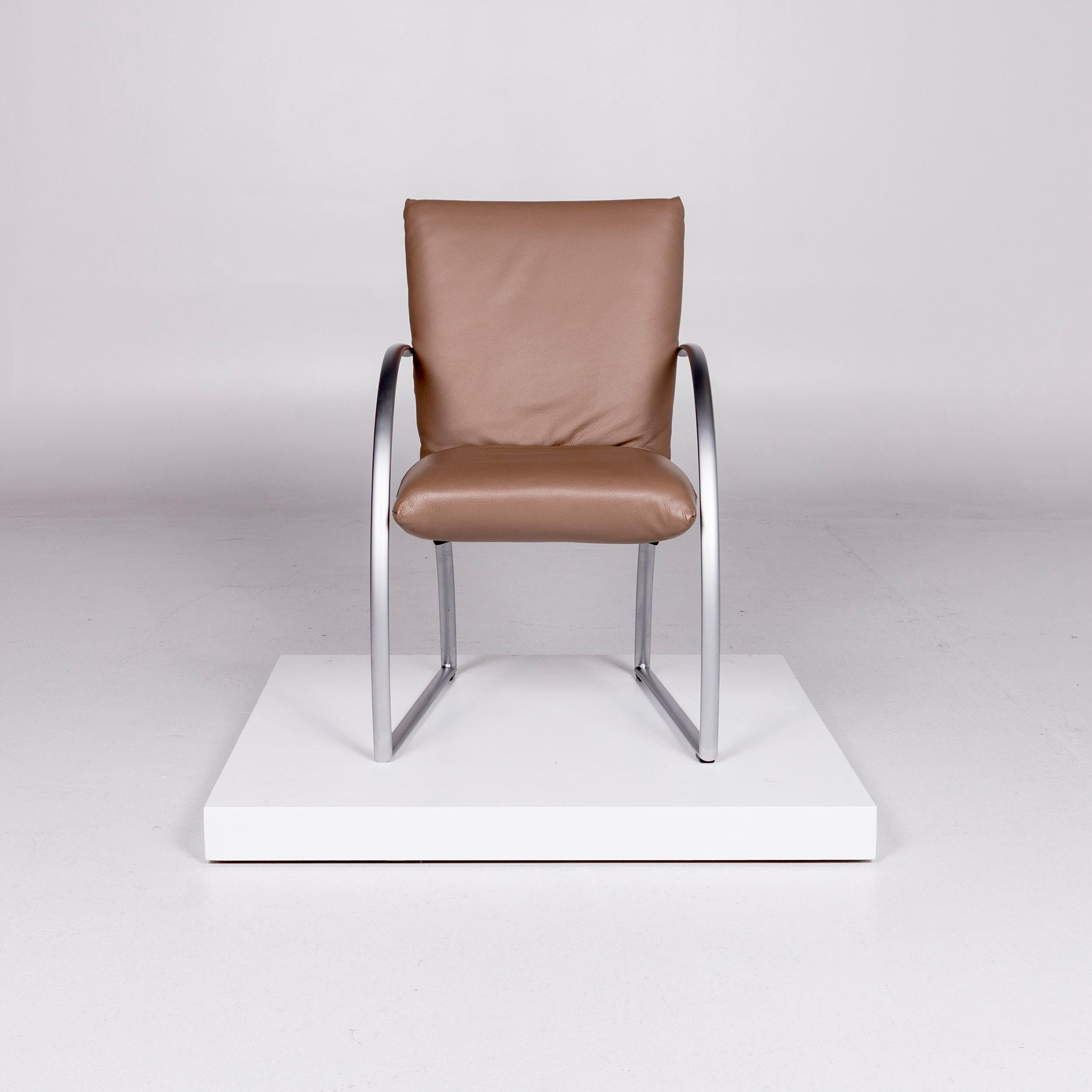 Nous vous présentons un fauteuil Rolf Benz 7600 en cuir chromé de couleur marron.
 
 Mesures du produit en centimètres :
 
Profondeur 66
Largeur 54
Hauteur 90
Hauteur de l'assise 48
Hauteur de repos 65
Profondeur d'assise 46
Largeur du