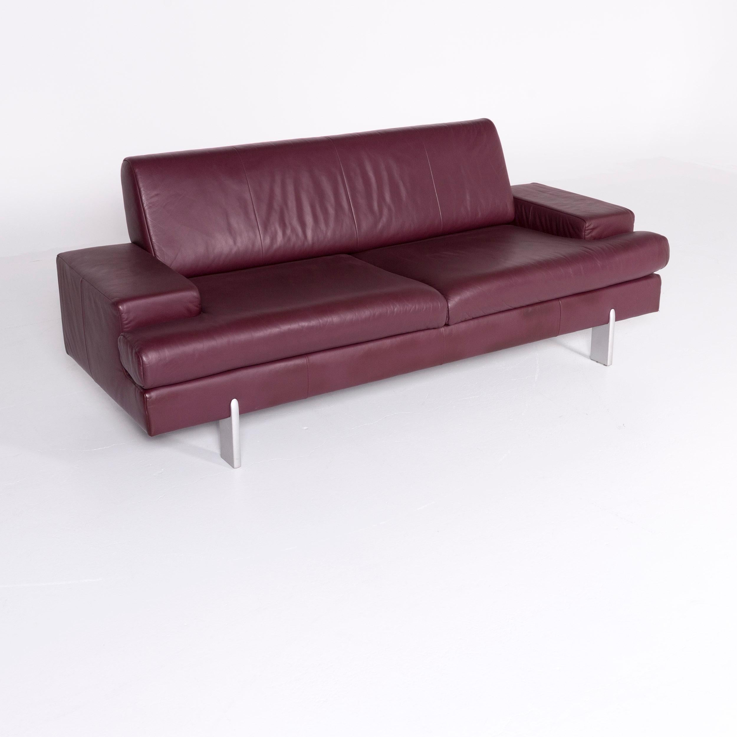 Wir präsentieren Ihnen ein Rolf Benz AK 644 Designer-Ledersofa lila aus echtem Leder mit drei Sitzplätzen.

Produktabmessungen in Zentimetern:

Tiefe 80
Breite 200
Höhe 79
Sitzhöhe 44
Resthöhe 51
Sitztiefe 55
Sitzbreite 147
Rückenhöhe