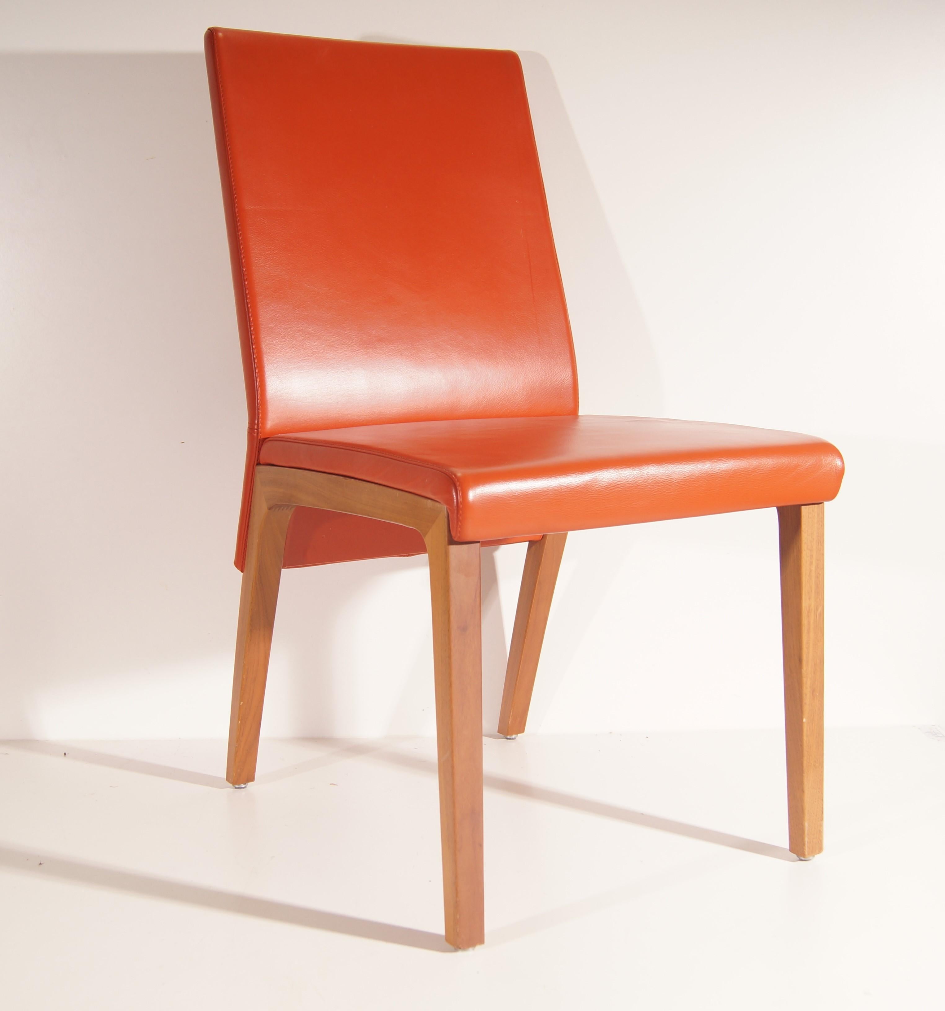 Rolf Benz - Dining room chair in orange leather

3 copies available.

The thick leather is in very good condition. Minimal deformations on the seat, see photos. 1 chair has some multiple signs of wear on the wood.

The flexible backrests provide