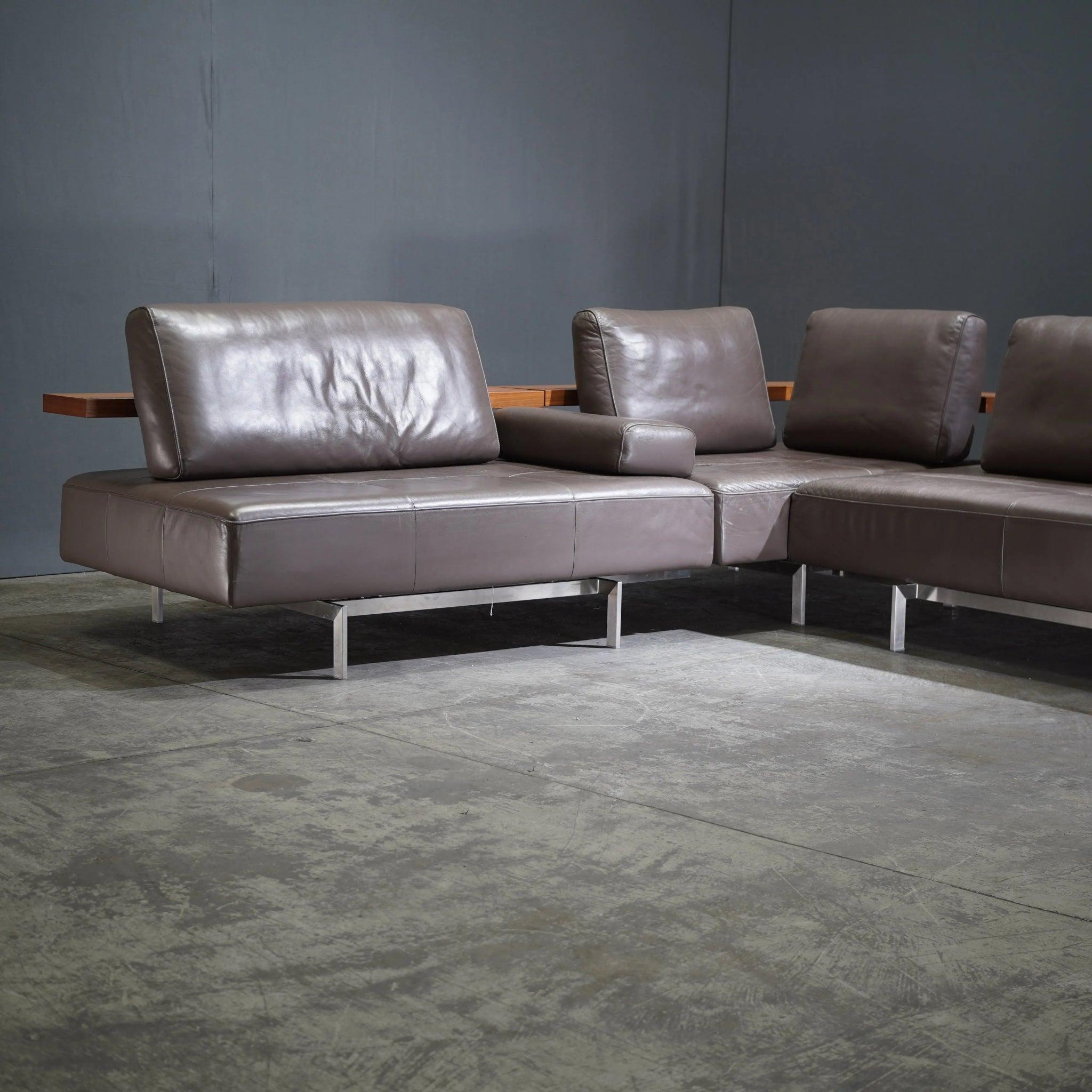 Le canapé d'angle en cuir Rolf Benz Dono 6100 est un exemple de luxe moderne et de savoir-faire exquis. Conçu avec précision et souci du détail, ce canapé d'angle présente une silhouette anguleuse qui s'intègre parfaitement aux intérieurs