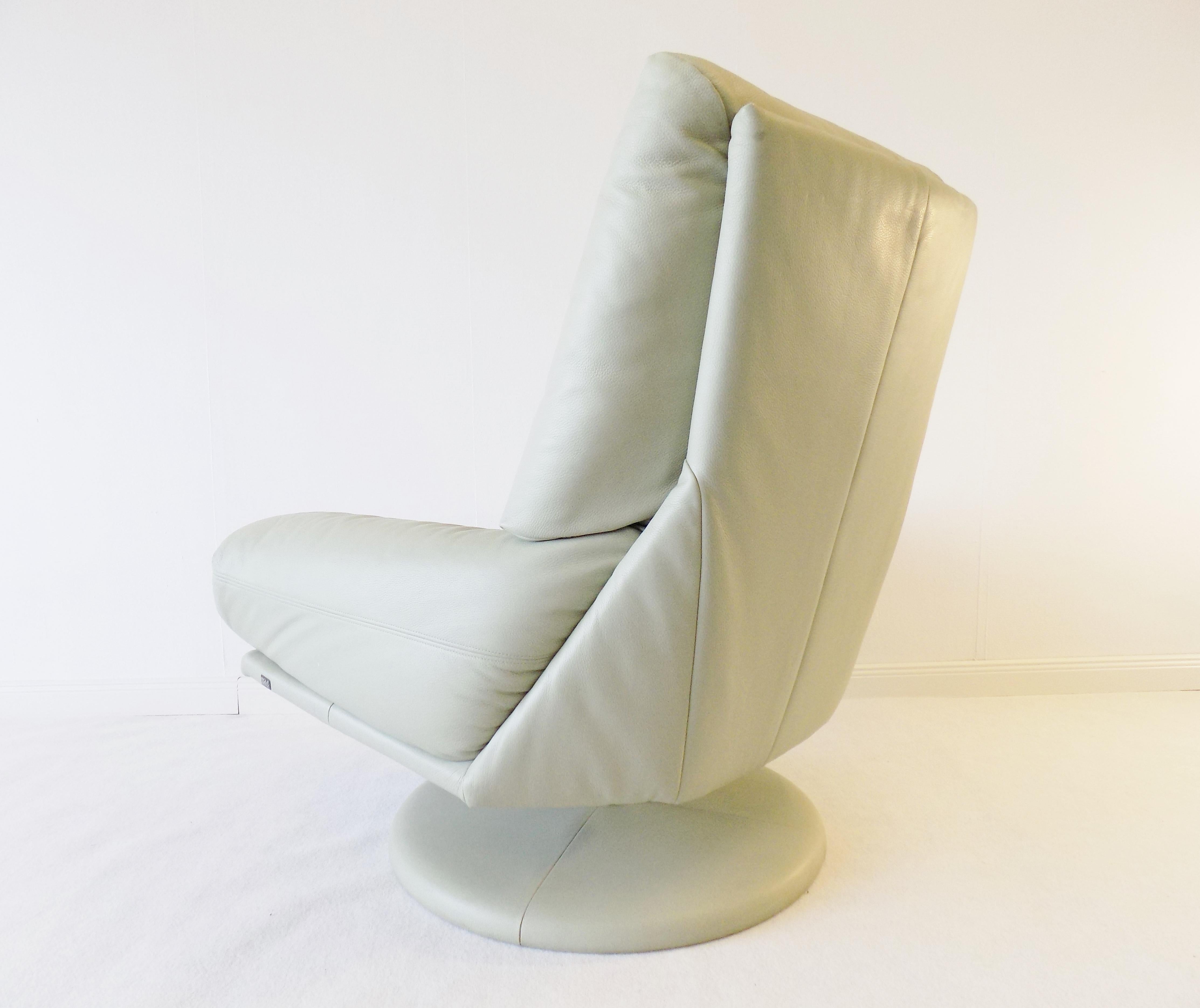 Rolf Benz Leather Loungechair Light-Mint, 1980s Germany, Swivel, Tiltable In Good Condition For Sale In Ludwigslust, Mecklenburg-Vorpommern