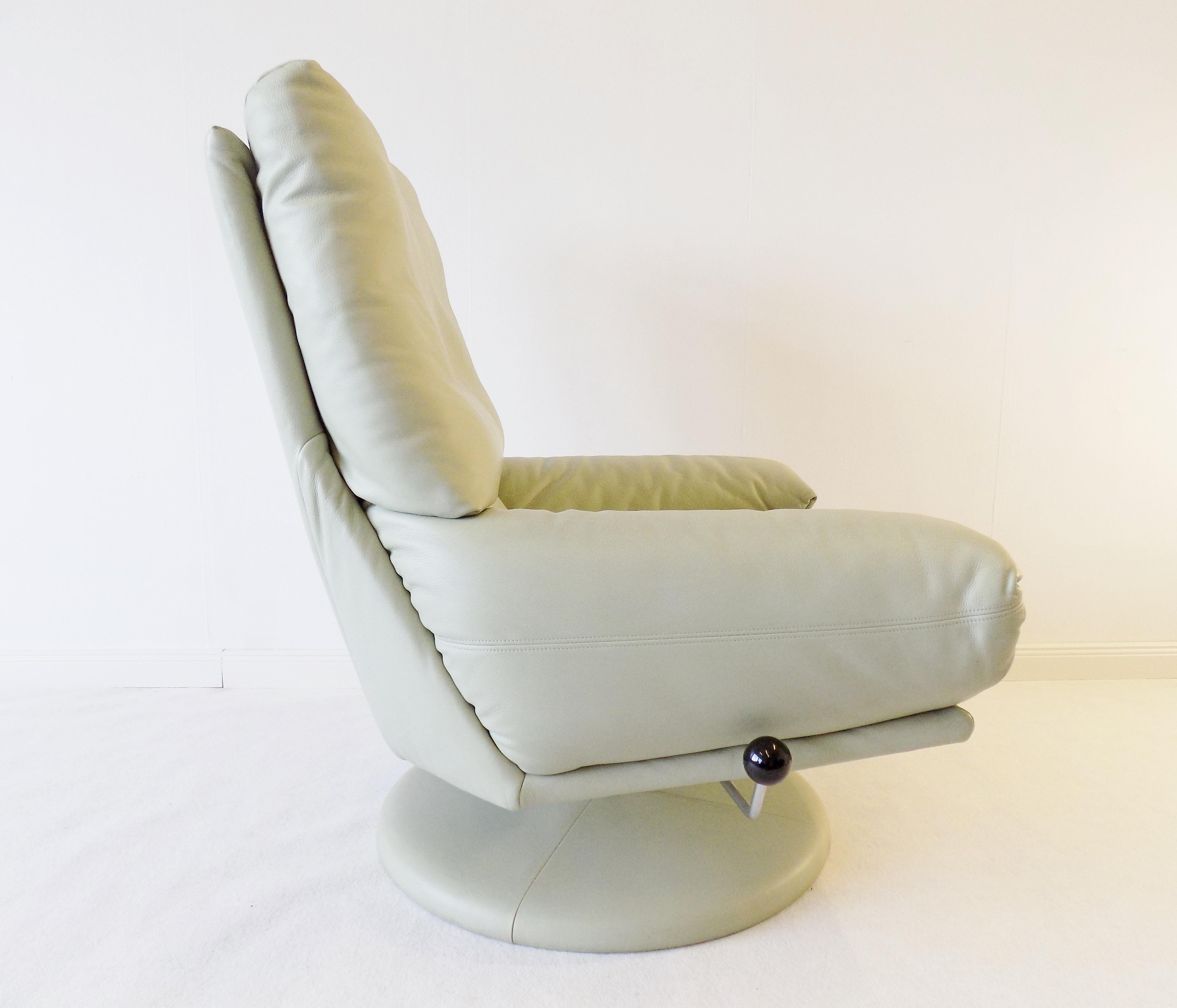 Rolf Benz Leather Loungechair Light-Mint, 1980s Germany, Swivel, Tiltable For Sale 1