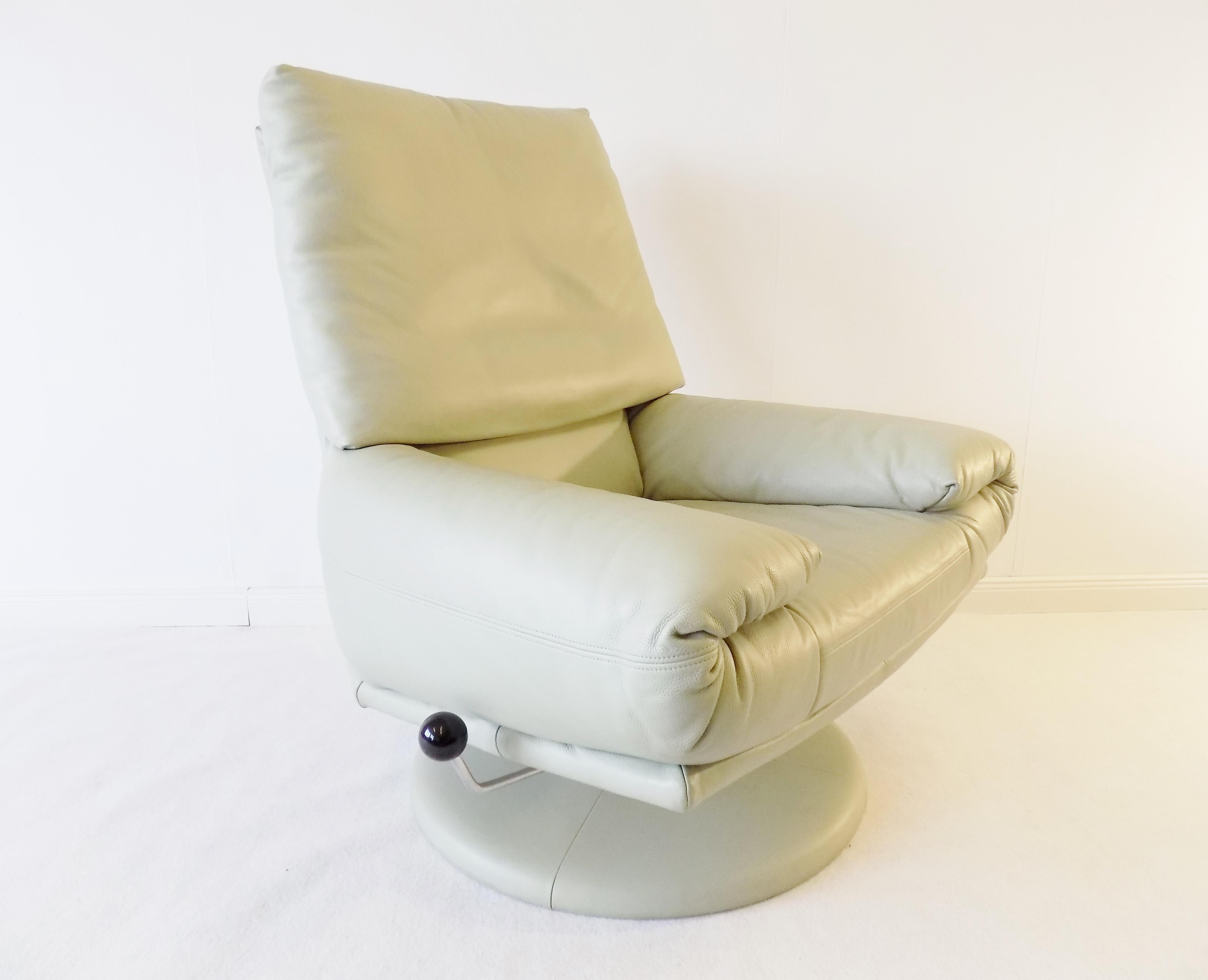 Rolf Benz Leather Loungechair Light-Mint, 1980s Germany, Swivel, Tiltable For Sale 3