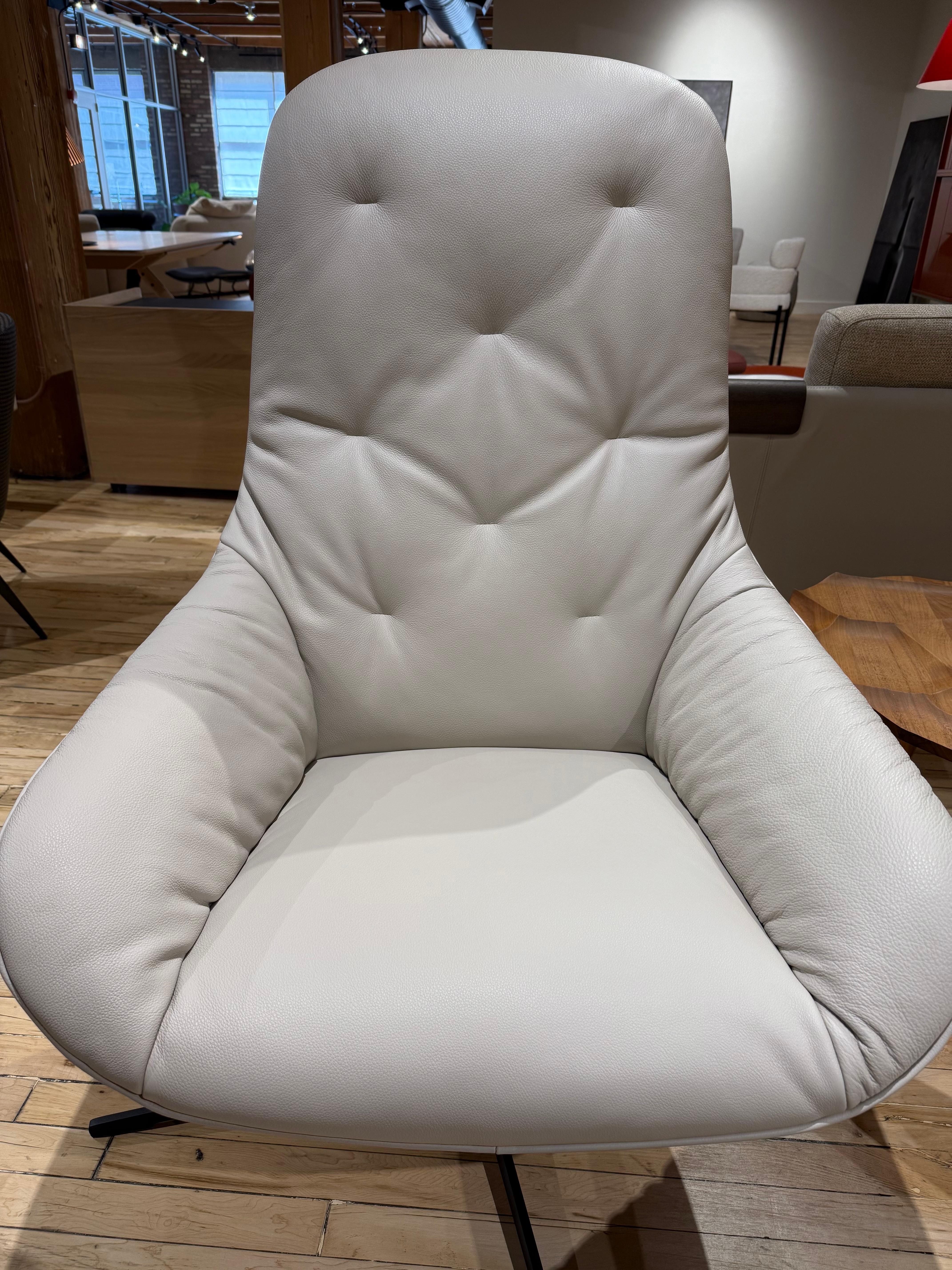 Sitting back and relaxing has never been more attractive. The Rolf Benz MEG comfort armchair combines the best of two worlds: brilliantly ergonomic yet stylish at the same time, the lounge chair supports your back whilst its timeless appearance