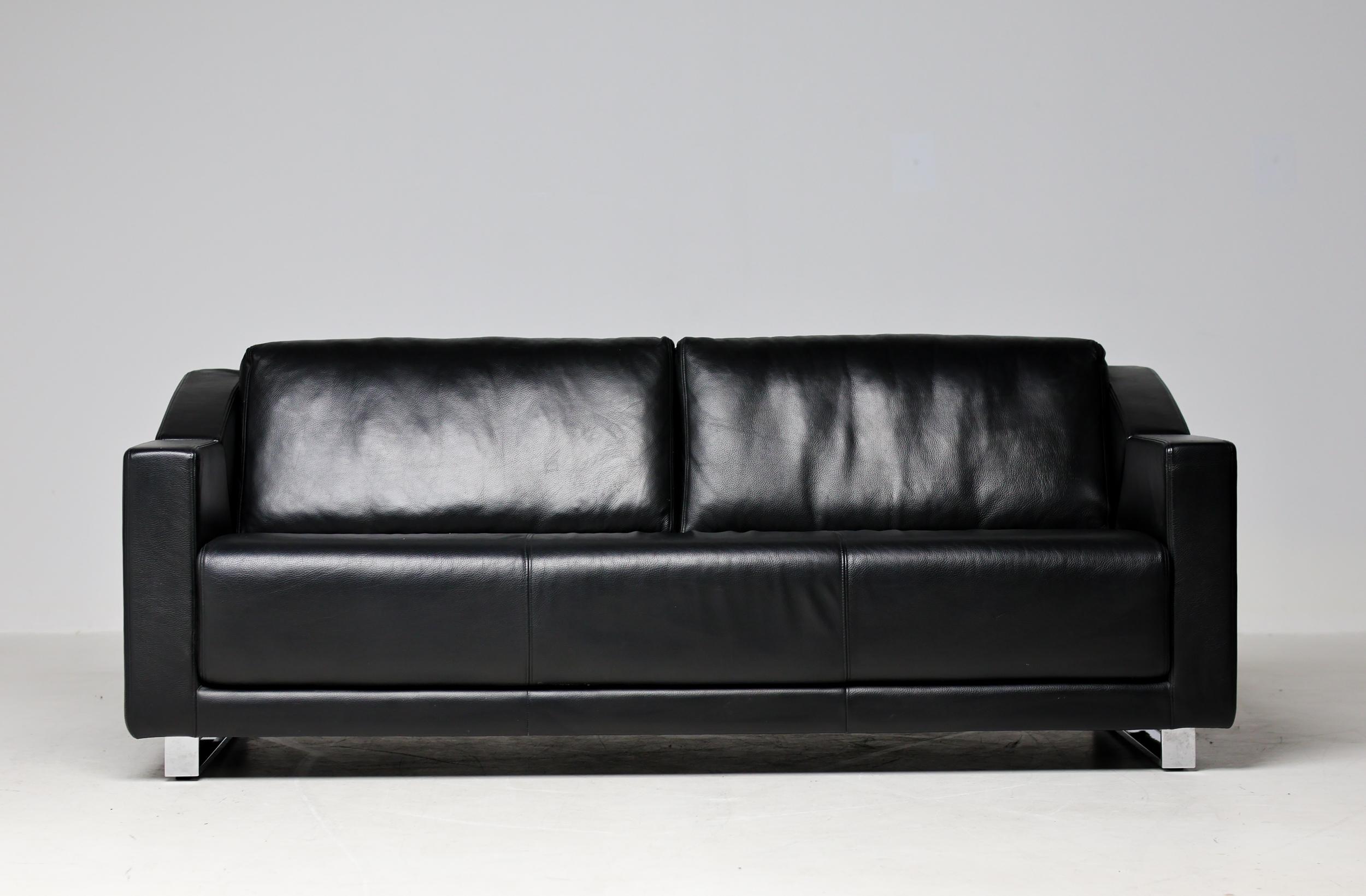 Schwarzes Ledersofa Program 350 3-Sitzer von Rolf Benz.
Sehr solides, hochwertiges Sofa mit verchromtem Stahlgestell und bequemen, daunengefüllten Nappaleder-Kissen.
Inklusive Originaldokumentation, gekennzeichnet an der Seite und unter den