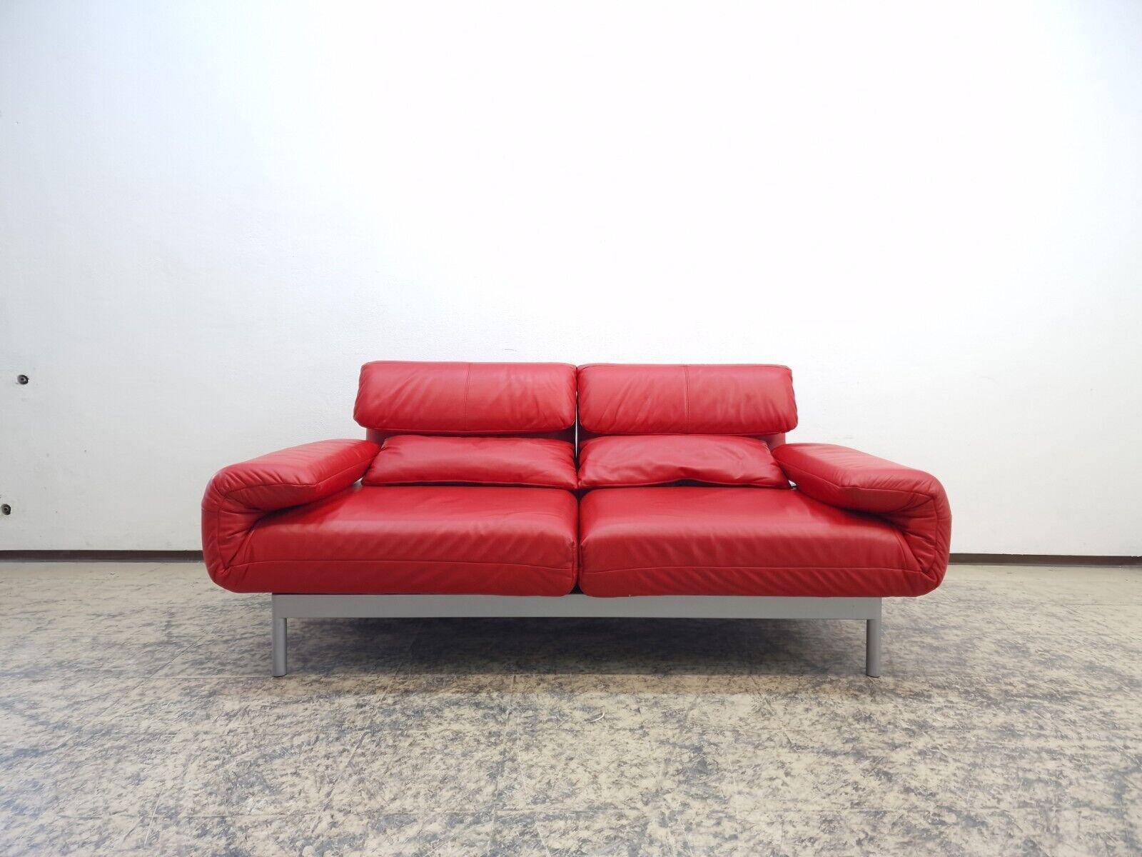 Der Zweisitzer Plura aus dem Hause Rolf Benz ist mit einem roten Leder bezogen und steht einem Aluminiumgestell. Sitzen oder Relaxen – mit wenigen Handgriffen lässt sich das Multifunktionssofa in jede Position bringen.



• Maße

Breite: