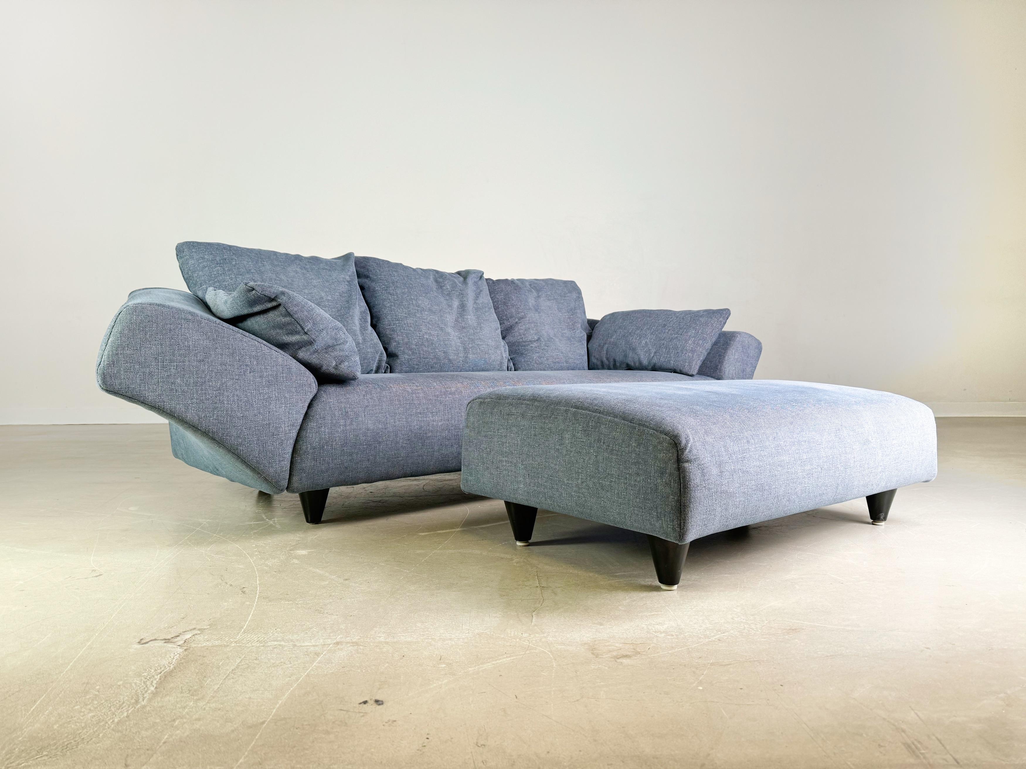 Ponemos a la venta un precioso sillón de tres plazas con otomana de Rolf Benz. El Modelo 333 se caracteriza por unos reposabrazos curvados y una gran comodidad de asiento para hasta tres personas.

Estado: Buen estado de uso con signos de desgaste