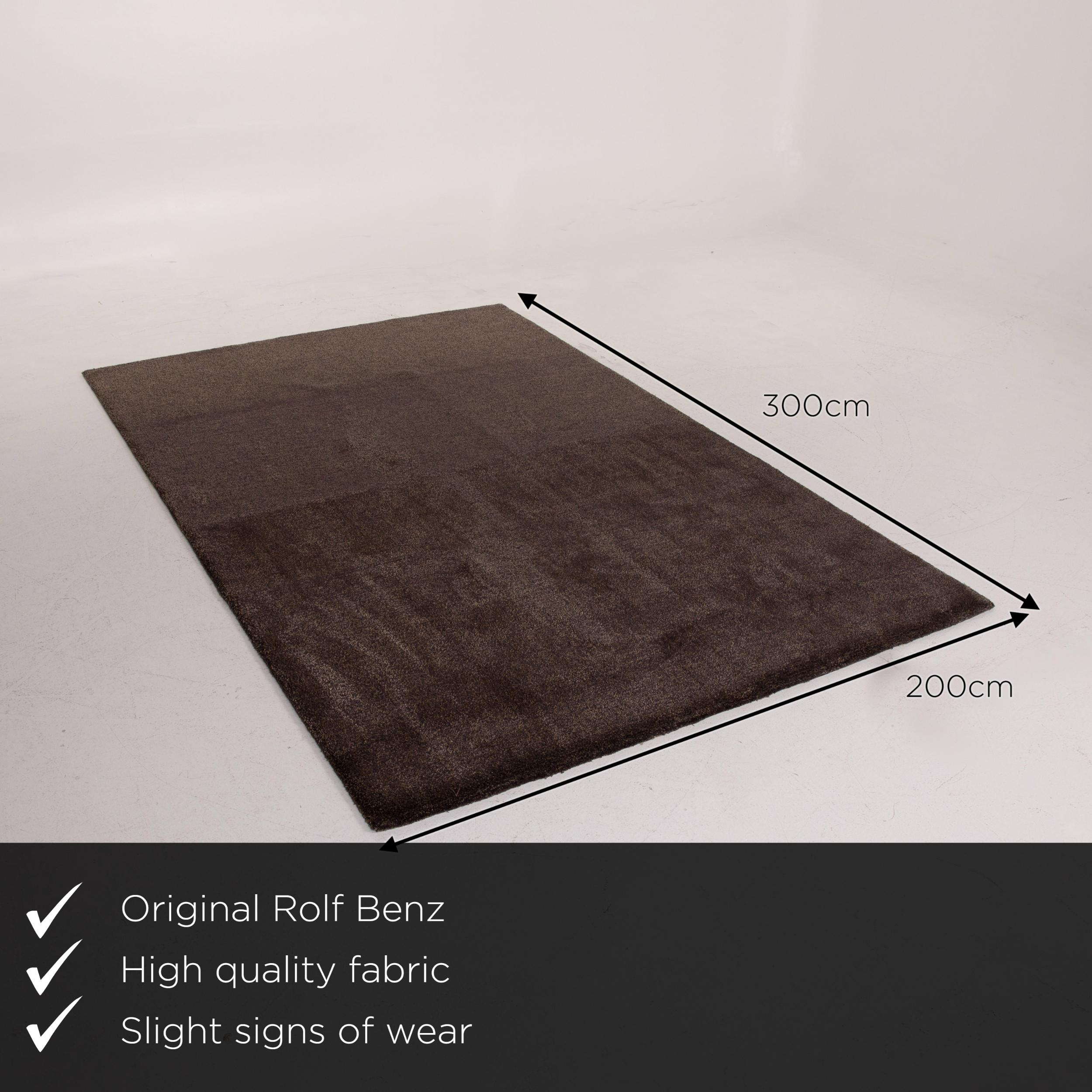 We present to you a Rolf Benz Solo fabric carpet brown carpet.

 

 Product measurements in centimeters:
 

 Depth 300
Width 200.





  