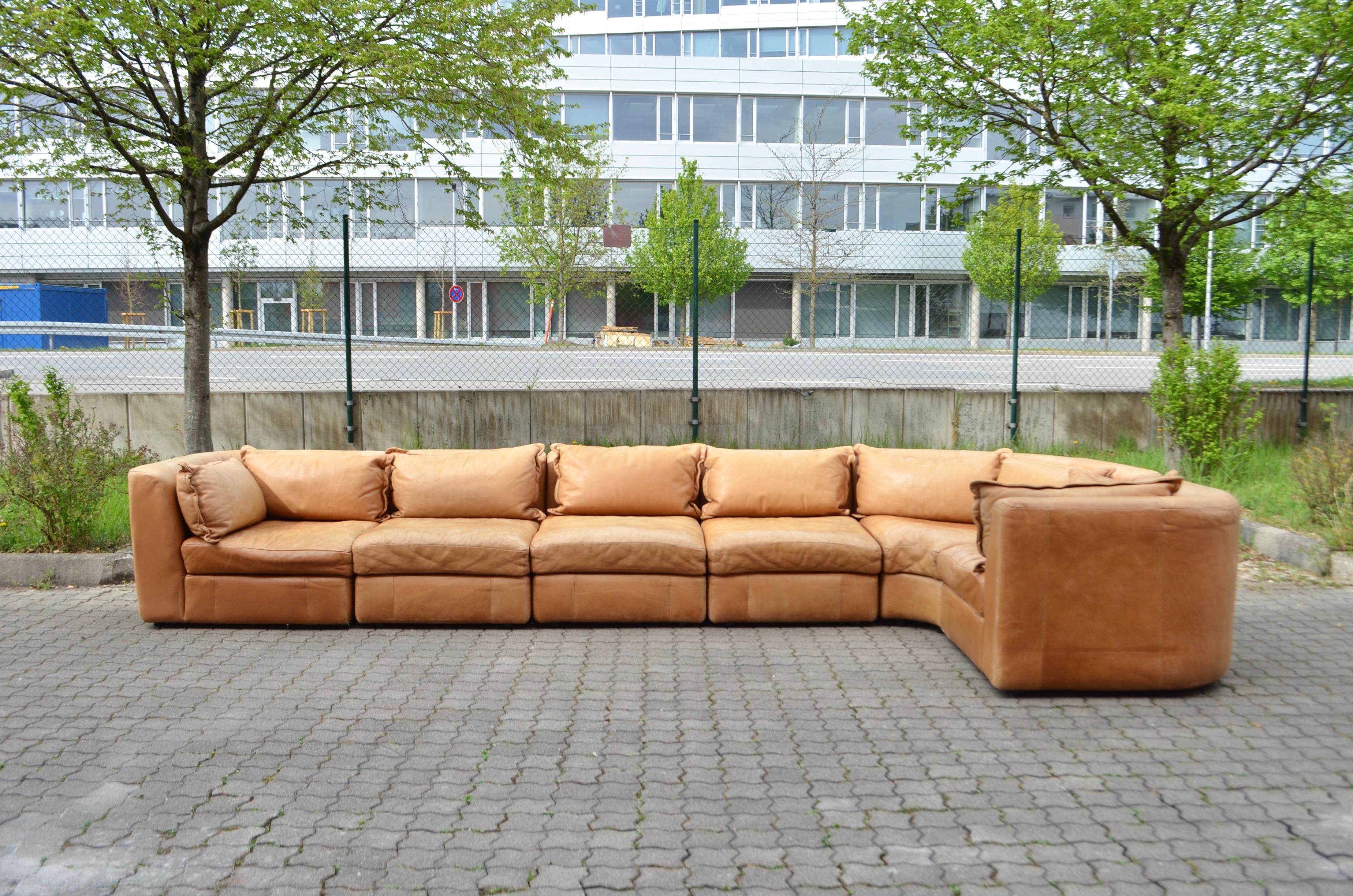 Dies ist ein seltenes und atemberaubendes modulares Sektionsledersofa, das von Rolf Benz in Deutschland entworfen und hergestellt wurde. Meistens findet man ihn in grünem Stoff, aber sehr selten in Leder. 
Dies ist die Premium-Version aus weichem,