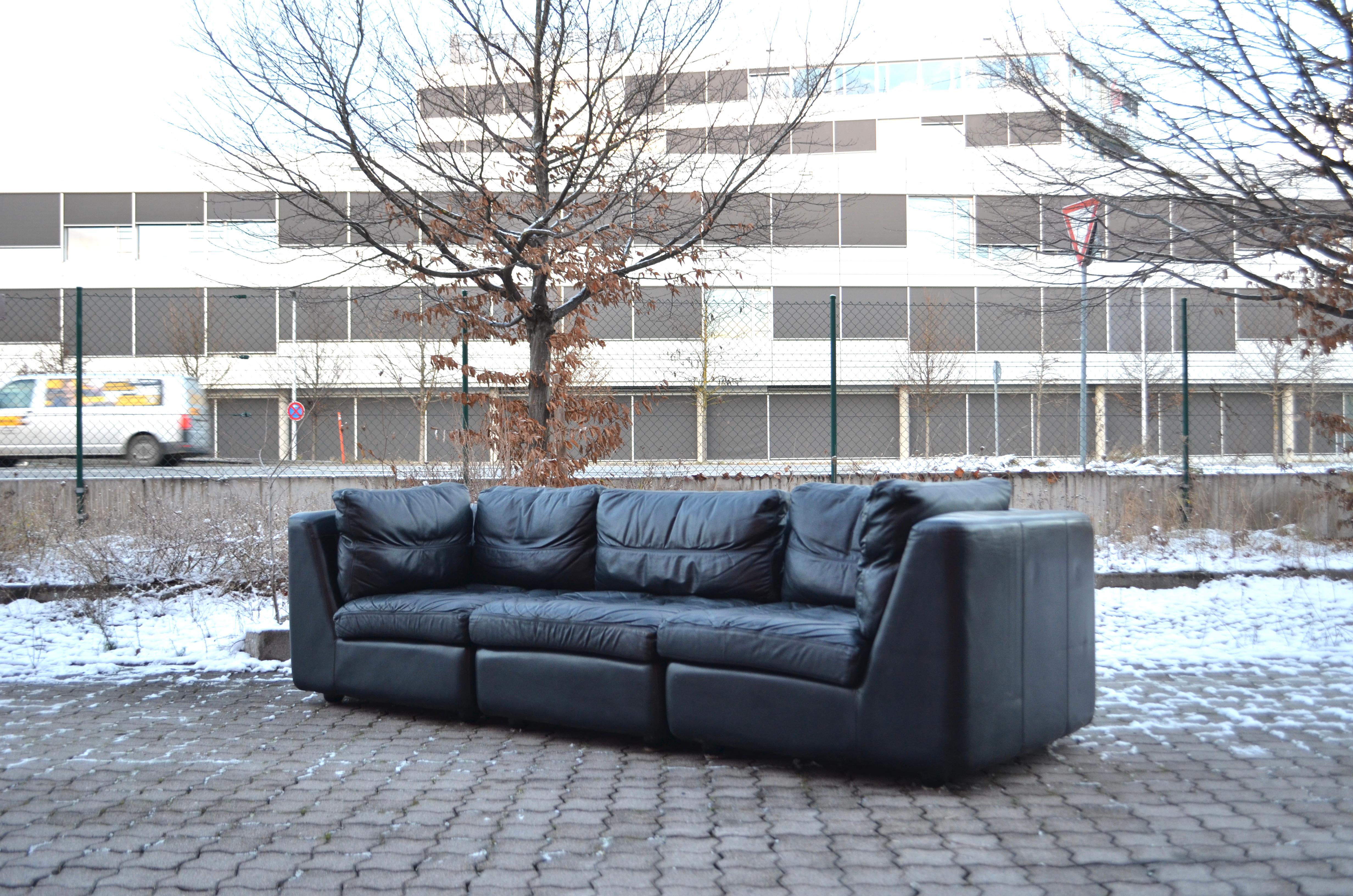 This stunning Modular sectional leather sofa was by Rolf Benz manufactured in Germany.
It is a pure 70ties design with timeless modern shape.
The frame of every element is made of Styrofoam/ Polysterene and foam in the seating area.
This modular