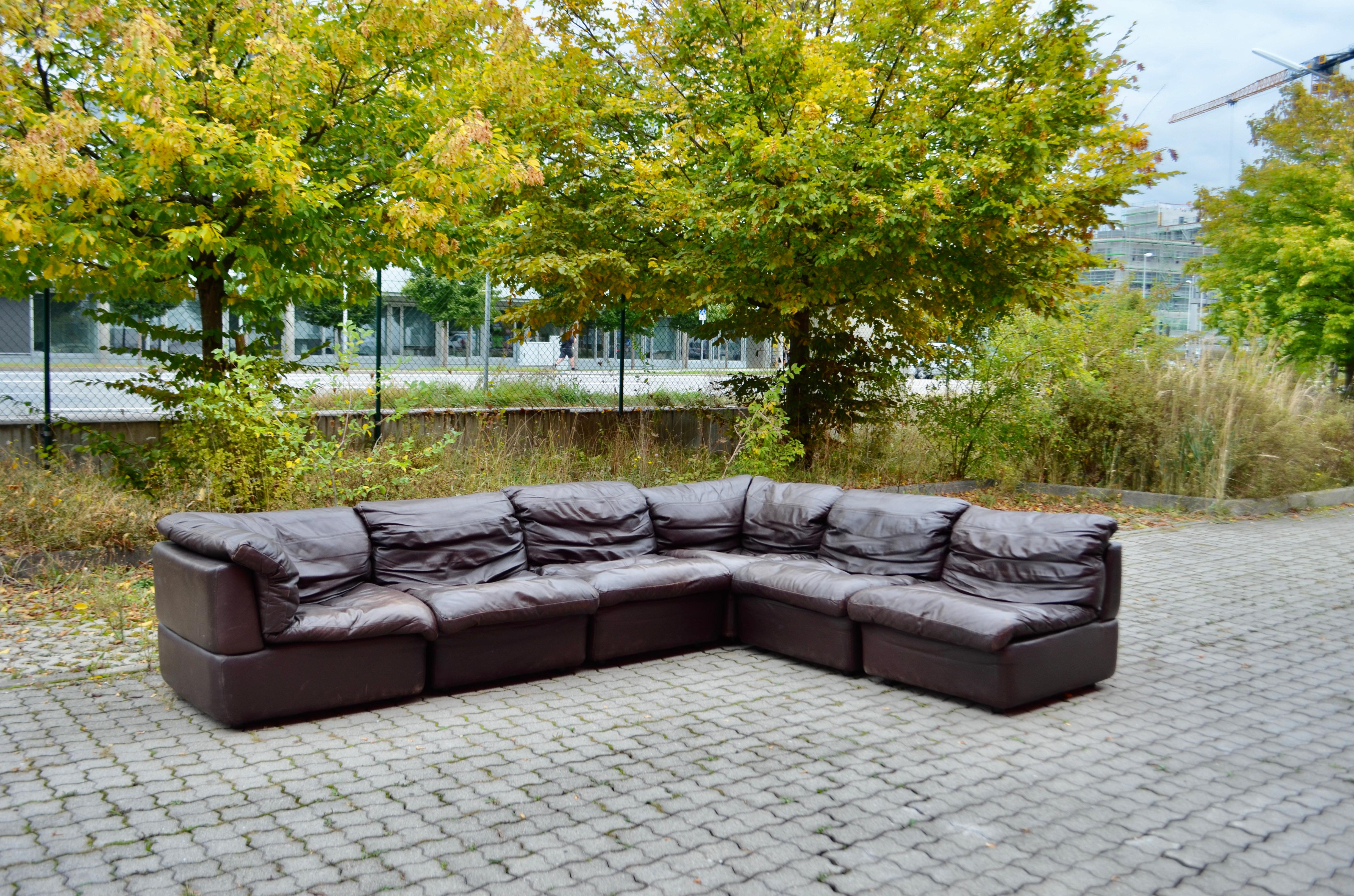 This stunning Modular sectional leather sofa was by Rolf Benz manufactured in Germany.
It is a pure 70ties design with timeless modern shape.
The leather is a aniline brown color with a soft leather touch.
The frame of every element is made of