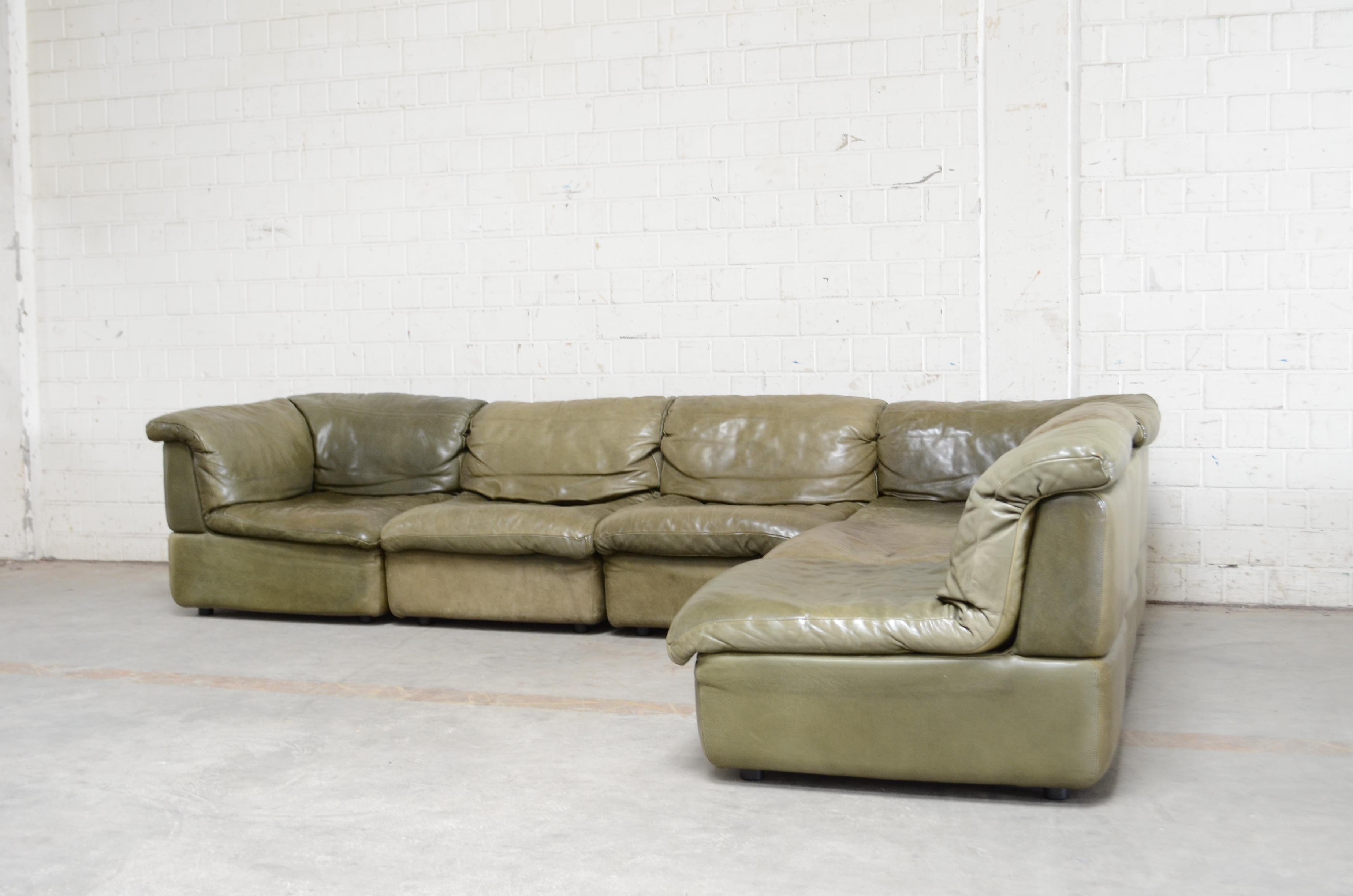 Rolf Benz manufactured this modular leather lounge sofa.
The leather is a thick olive/ limegreen color with a great leather touch.
It has a beautiful patina.
It contents 4 seating modules and 2 corner modules.
It can be connected under the