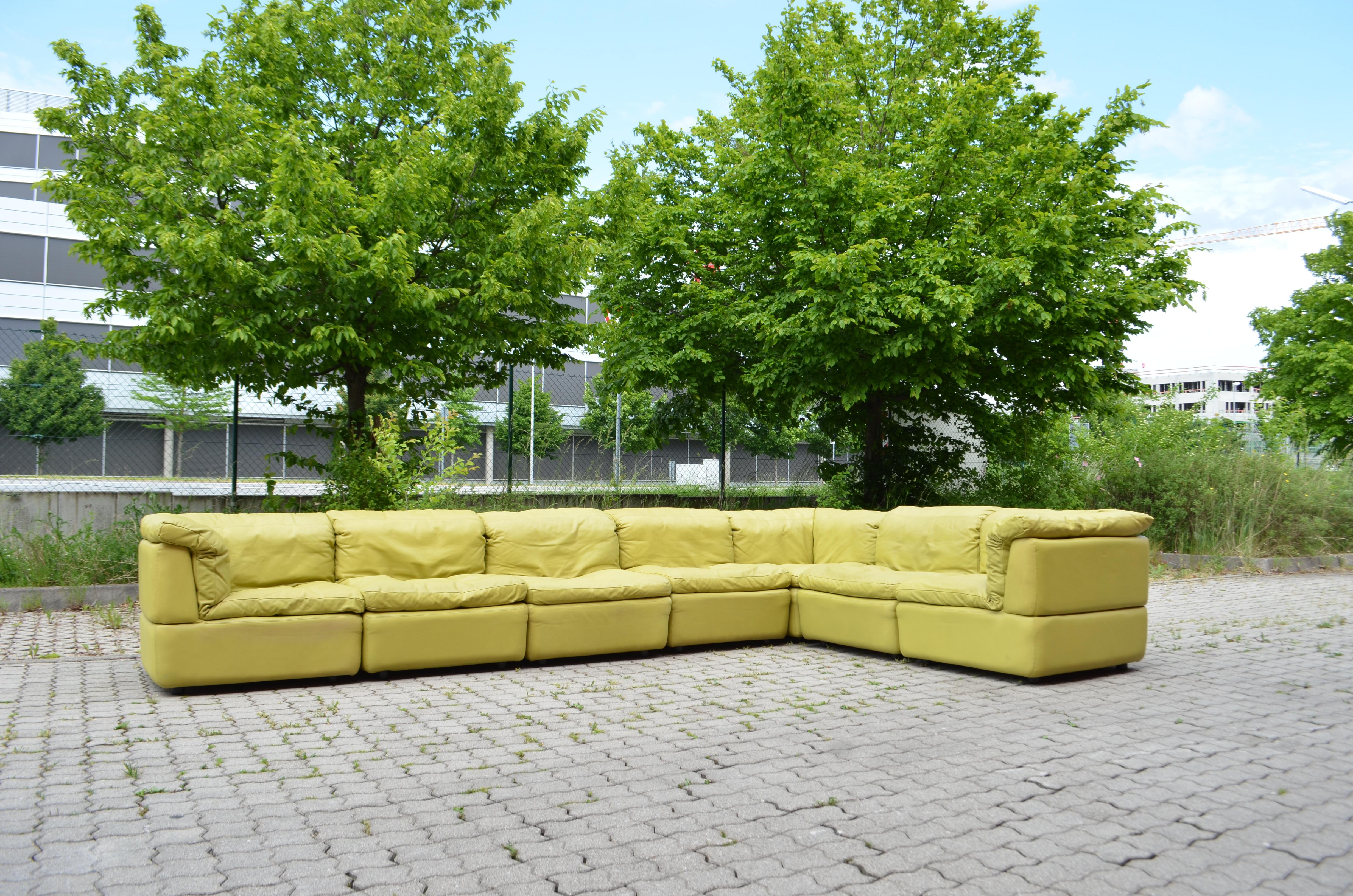 This stunning Modular sectional Rolf Benz leather sofa was manufactured in Germany.
It is a pure 70ties design with timeless modern shape.
The leather is a pure aniline pistacchio / limegreen color with a great soft leather touch.
This colour is