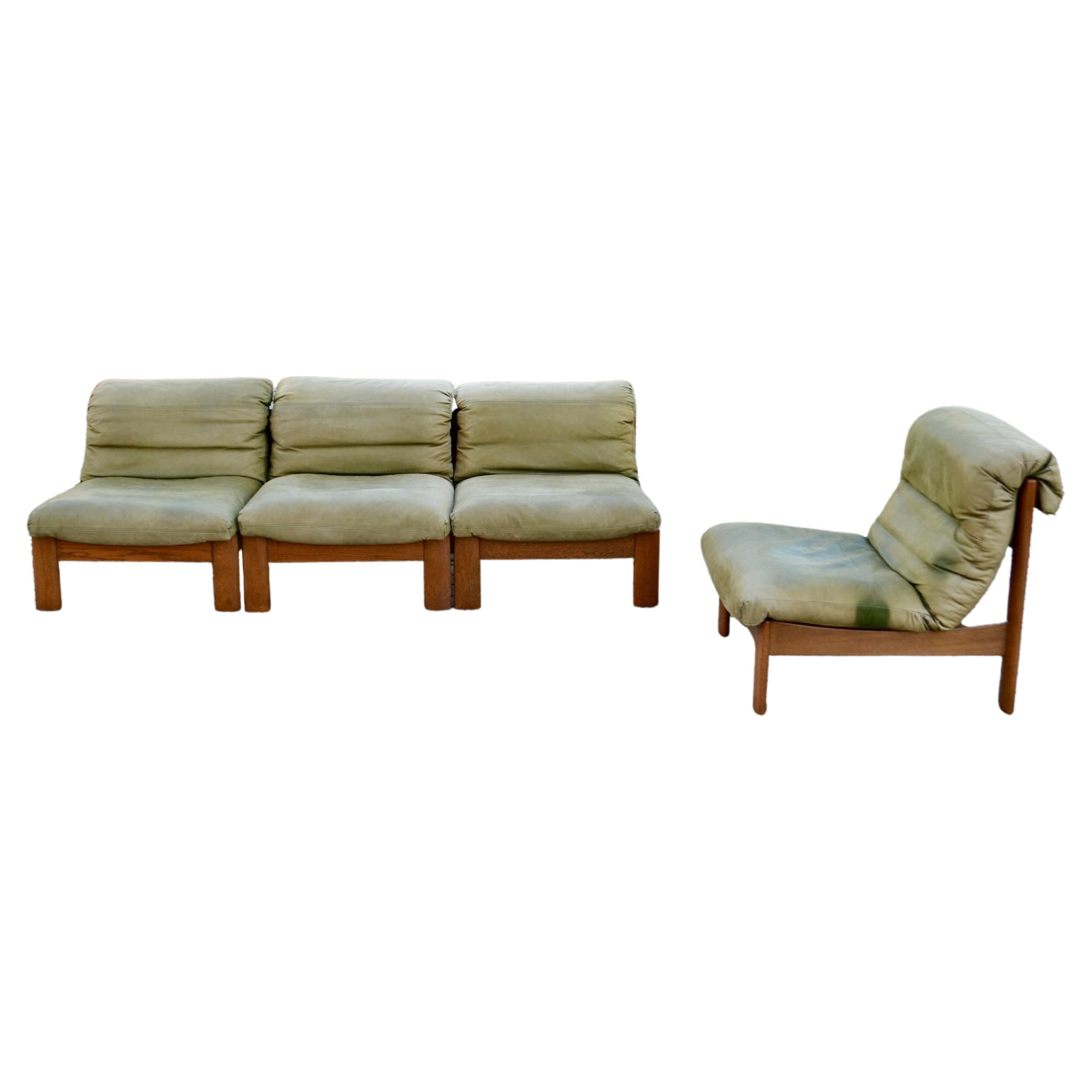Ces 4 superbes fauteuils/canapés modulaires en cuir ont été fabriqués en Allemagne par Rolf Benz.
C'est un design pur des années 70 avec une forme moderne intemporelle.
Le cuir est de couleur vert aniline nubuk avec un toucher cuir souple.
La