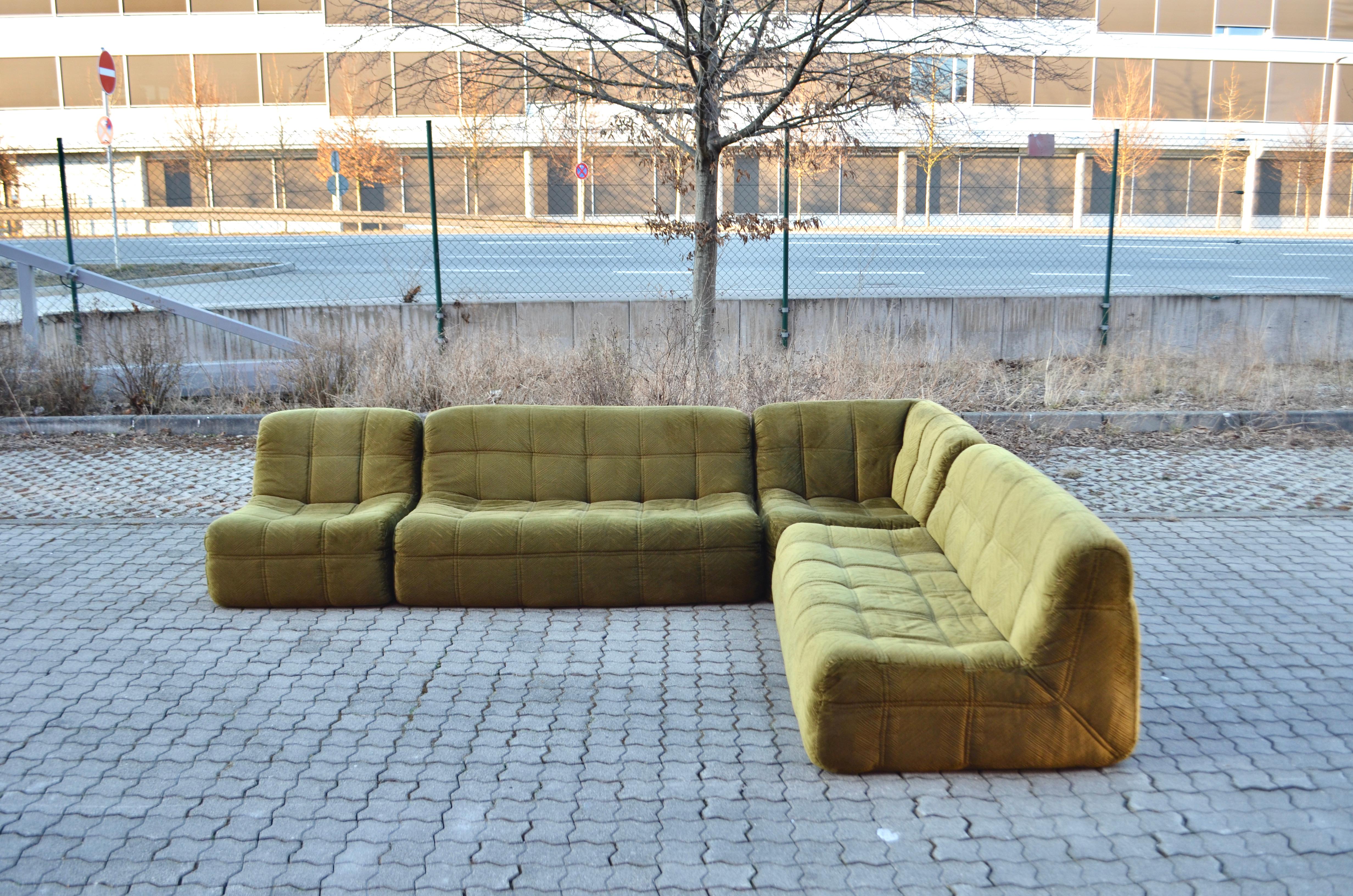 This is a rare and stunning Modular sectional sofa designed and manufactured by Rolf Benz in Germany.
It is a pure 70ties design.
Like other similar Sofas through the ages like Mario Belinis Le Bambole or Ligne Roset Togo this Model is made