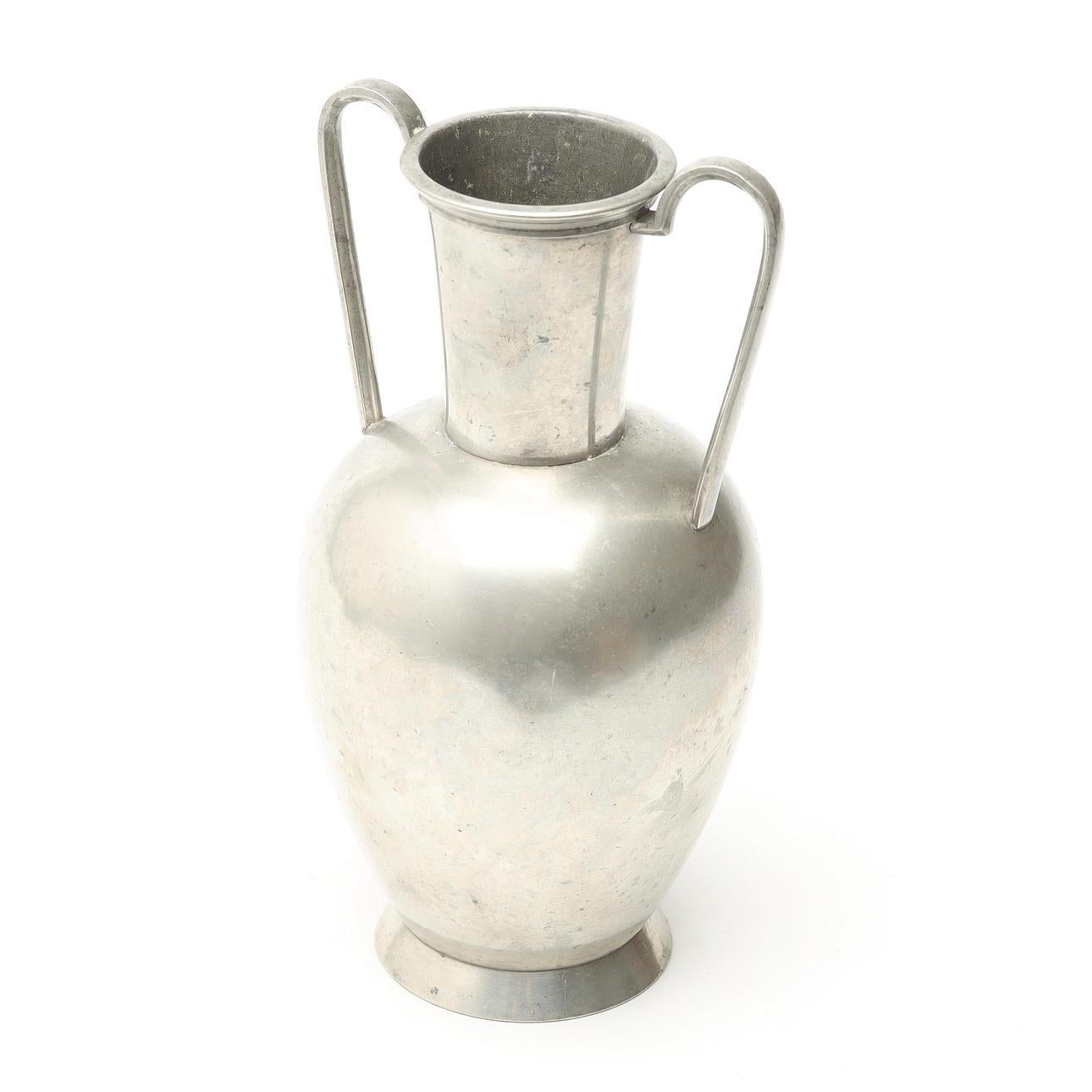 Questo elegante vaso in peltro, disegnato dall'acclamato artista svedese Rolf Engströmer per FAK nel 1935, riflette l'estetica raffinata del movimento Artistics. Caratterizzato da linee morbide e scultoree e da una forma senza tempo, il vaso cattura