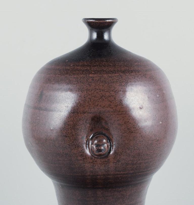 Rolf Fagerberg, (1934-2008).
Swedish ceramicist. Large unique ceramic vase.
Glaze in shades of brown.
Late 1900s.
Signed.
In excellent condition, numerous bubbles from production. See photo.
Dimensions: Height 33.0 cm. x Diameter 14.0 cm.

