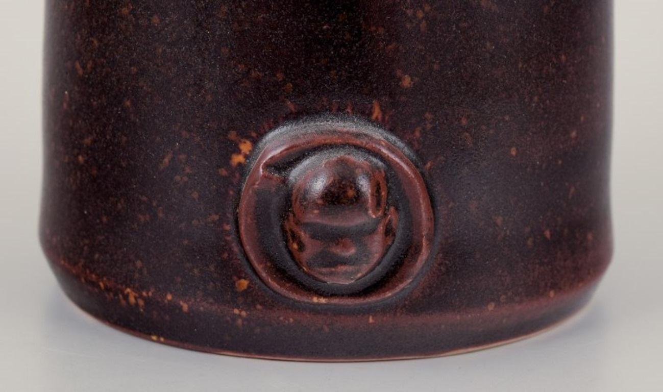 Rolf Fagerberg (1934-2008). Ceramista svedese. 
Unico vaso con coperchio in ceramica. 
Smalto in tonalità marrone. 
Fine del XX secolo. 
Firmato. 
Condizioni perfette. 
Dimensioni: Altezza 14,0 cm x Diametro 10,0 cm.