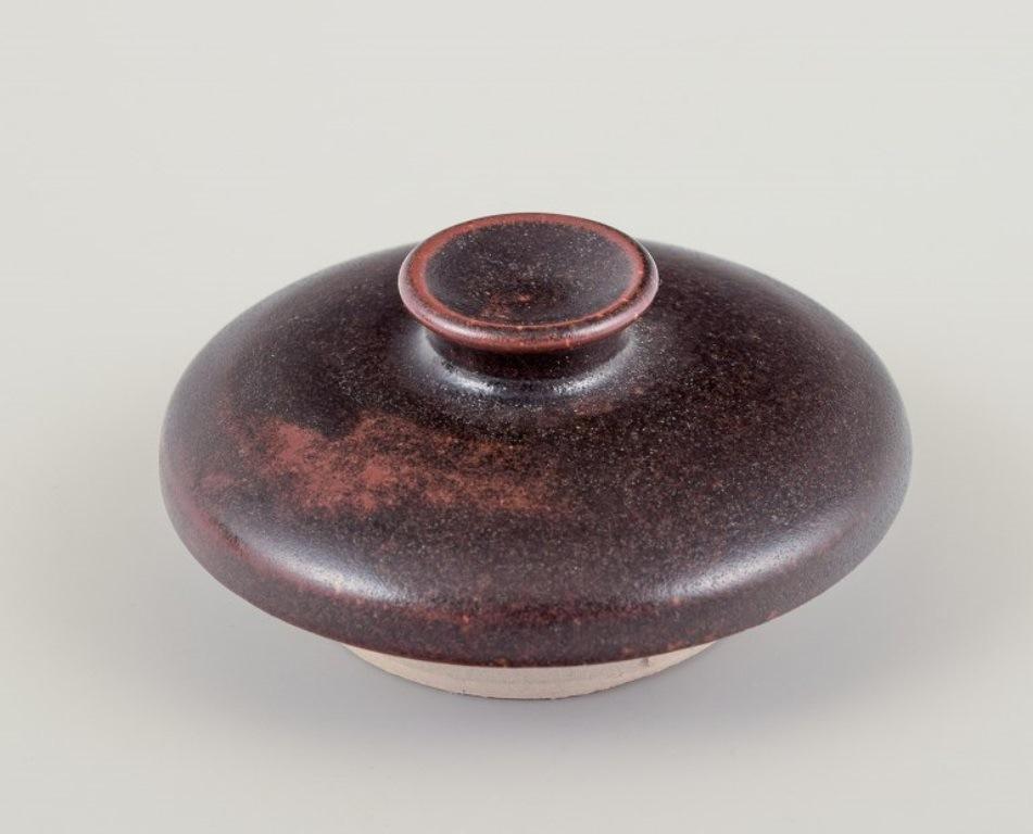 Rolf Fagerberg (1934-2008). Ceramista svedese. Unico vaso con coperchio in ceramica. In condizioni ottime in vendita a Copenhagen, DK