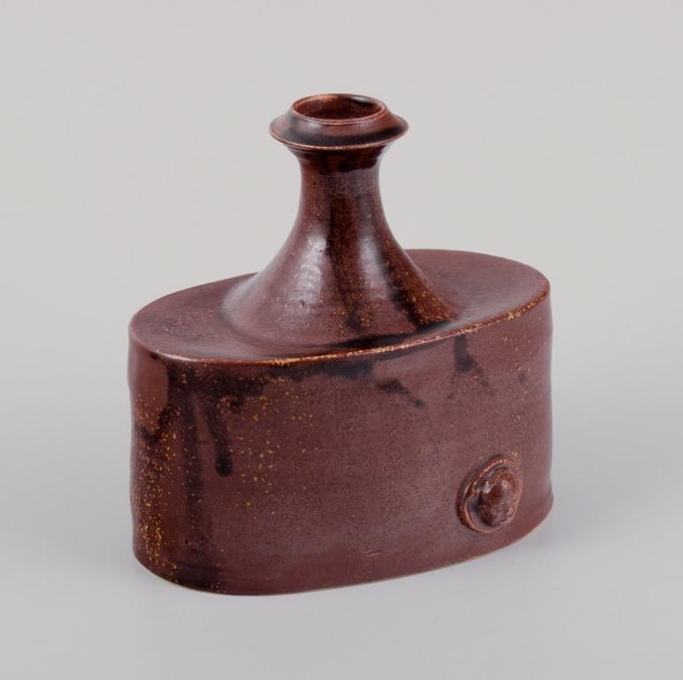 Rolf Fagerberg (1934-2008). Swedish ceramicist. 
Unique ceramic vase.
Glaze in shades of brown.
Late 1900s.
Signed.
Perfect condition.
Dimensions: Width 14.5 cm. x Height 14.0 cm.


