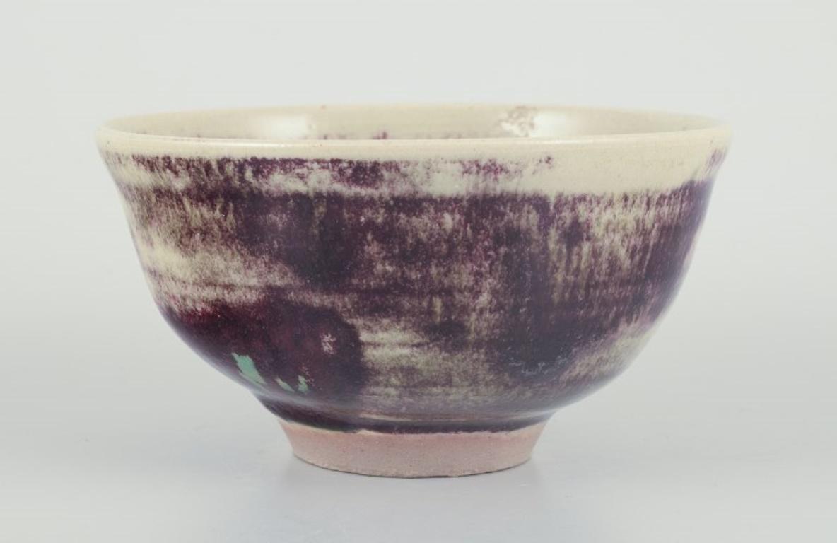 Rolf Fagerberg (1934-2008).
Céramiste suédois. Bol en céramique unique.
Émaillée dans des tons de violet et de sable.
Fin du 20e siècle.
Signé.
Parfait état.
Dimensions : Diamètre 14,0 cm. x Hauteur 7,5 cm.
