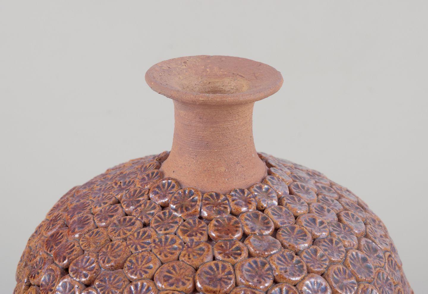 Moderno Rolf Fagerberg, ceramista svedese. Vaso unico in argilla con boccioli di fiori in rilievo. in vendita