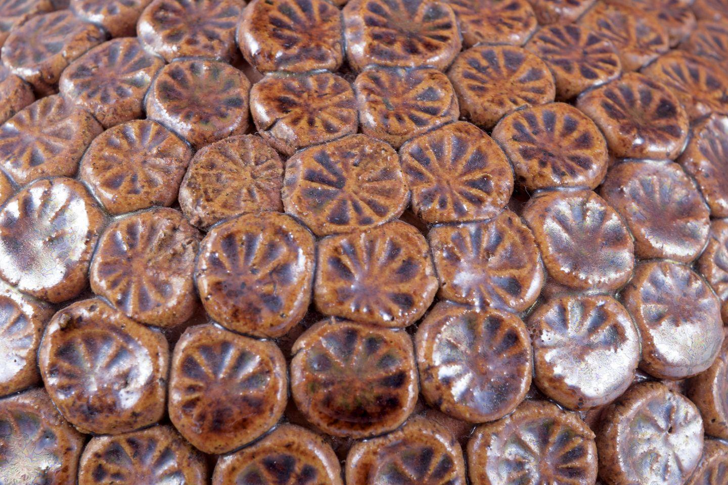 Ceramica Rolf Fagerberg, ceramista svedese. Vaso unico in argilla con boccioli di fiori in rilievo. in vendita
