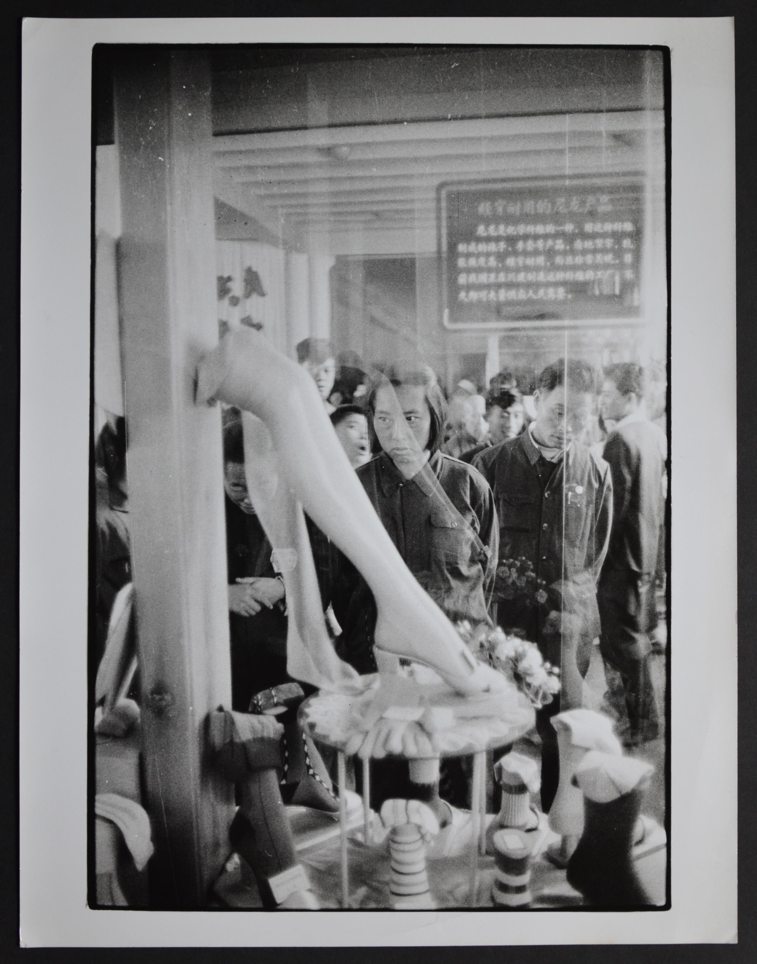 Rolf Gillhausen Black and White Photograph – Chinesisches Blick auf westliche Produkte, China 1950er Jahre.