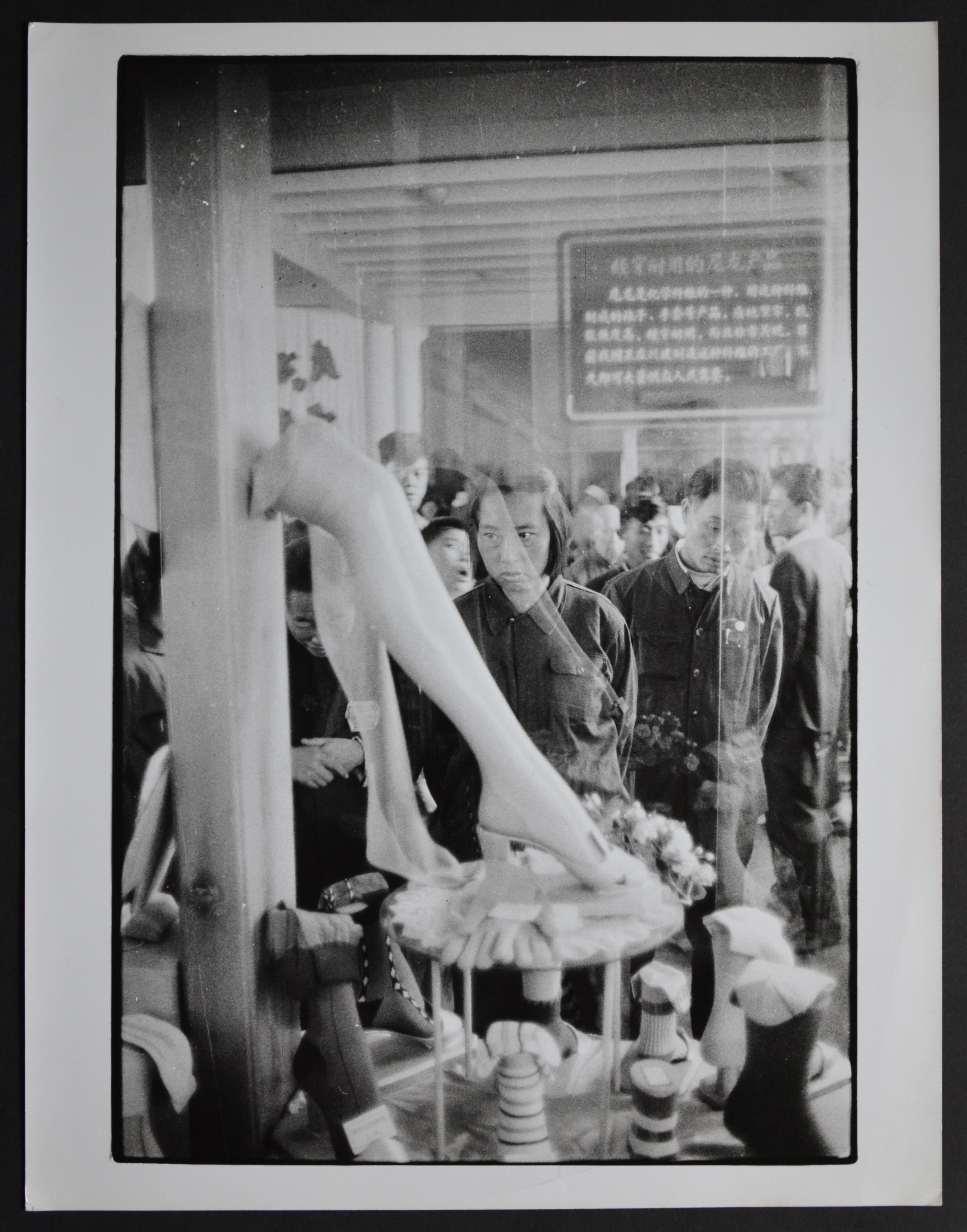 Black and White Photograph Rolf Gillhausen - gazon chinois sur les produits occidentaux, Chine, années 1950.