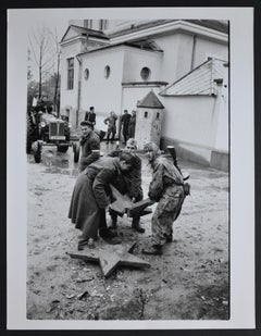 Soulèvement de la Hongrie  dans l'avant des rebelles avec une étoile rouge brisée, 1956.