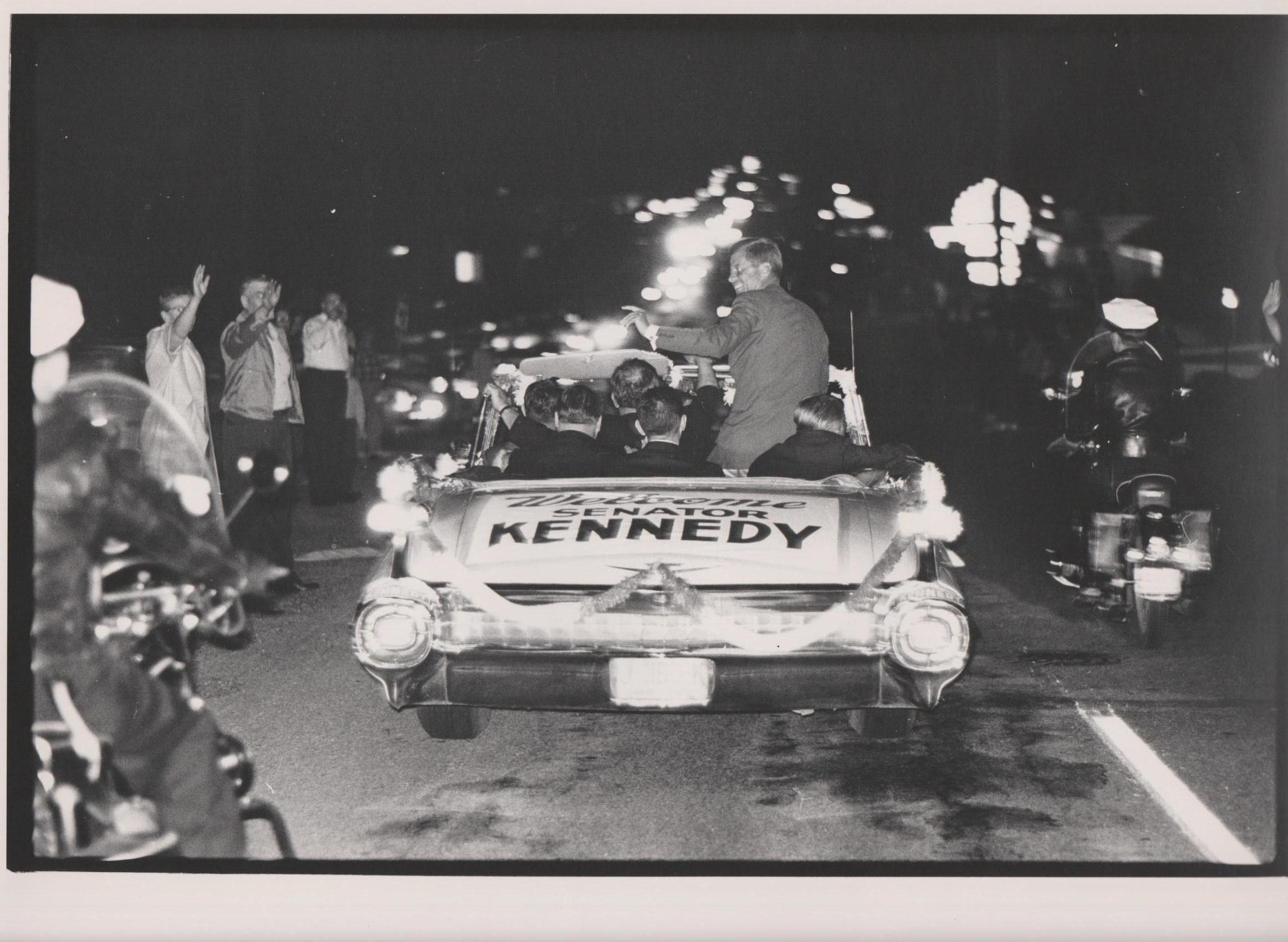 Rolf Gillhausen Black and White Photograph – John F. Kennedy Wahlkampfkampagne 1960