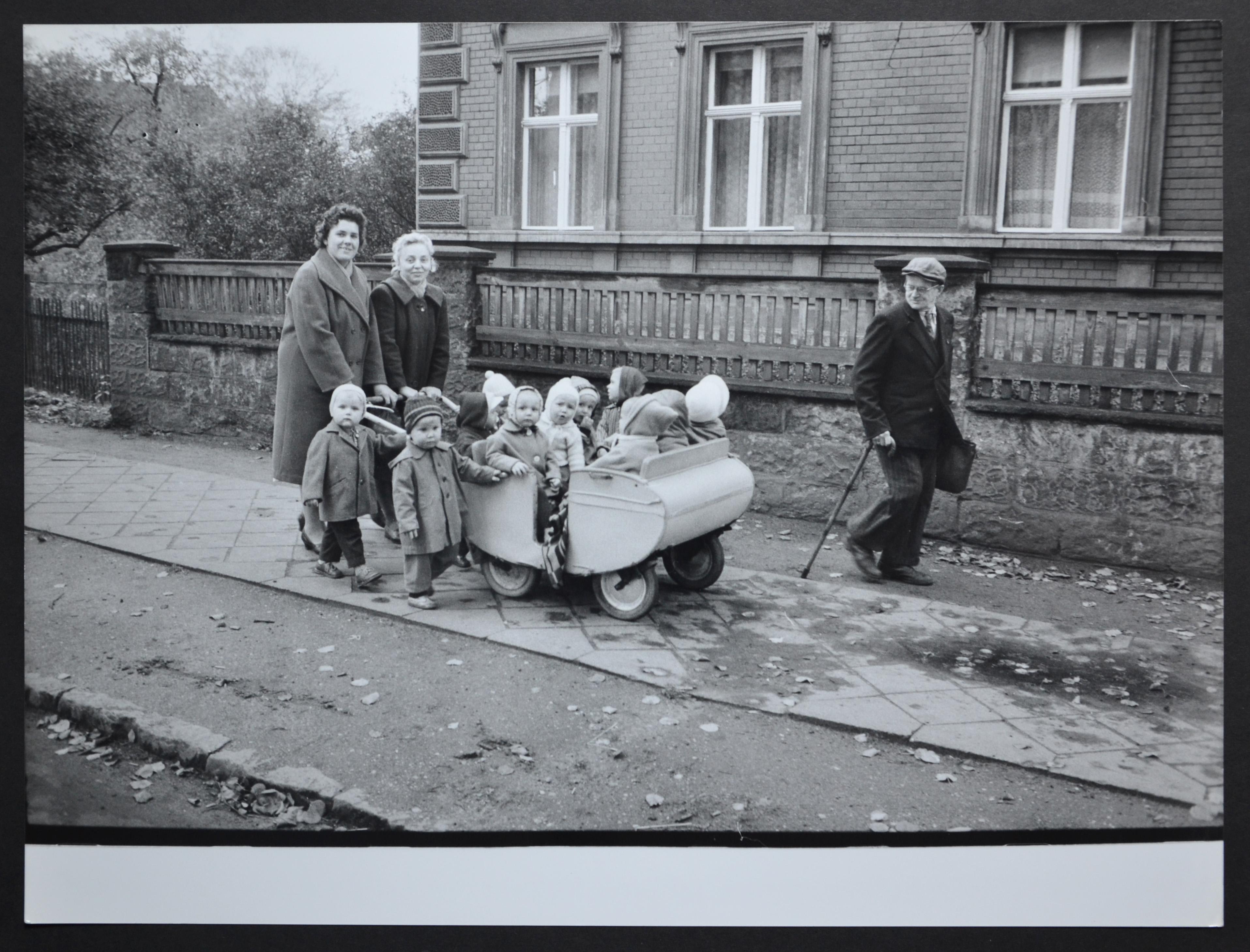 Black and White Photograph Rolf Gillhausen - Toddlers'excursion dans une charrette à la main, d'après-guerre, années 1950.