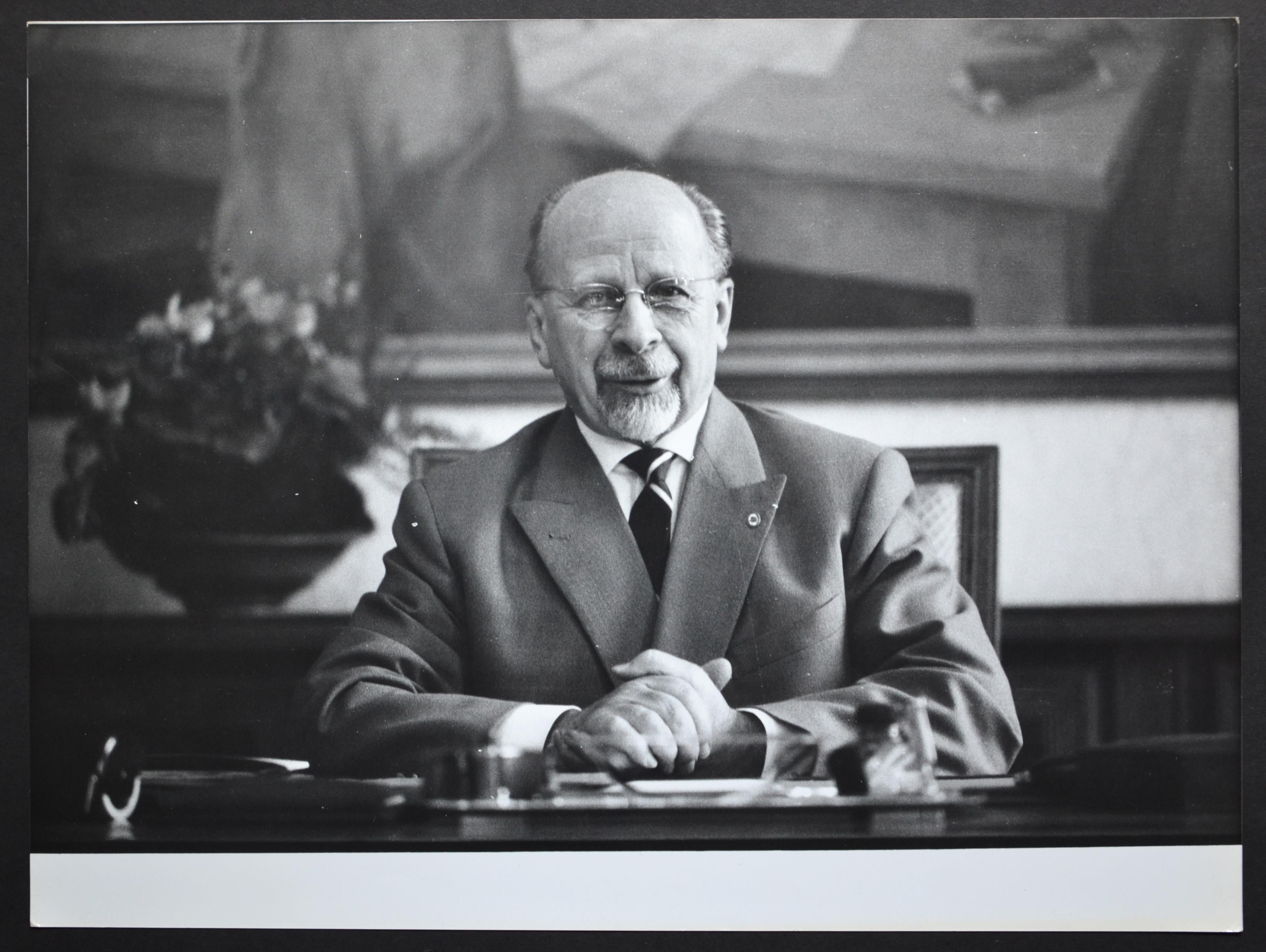 Rolf Gillhausen Black and White Photograph – Walter Ulbricht (1893-1973) posiert an einem Schreibtisch, Ostdeutschland, Ende der 1950er Jahre.
